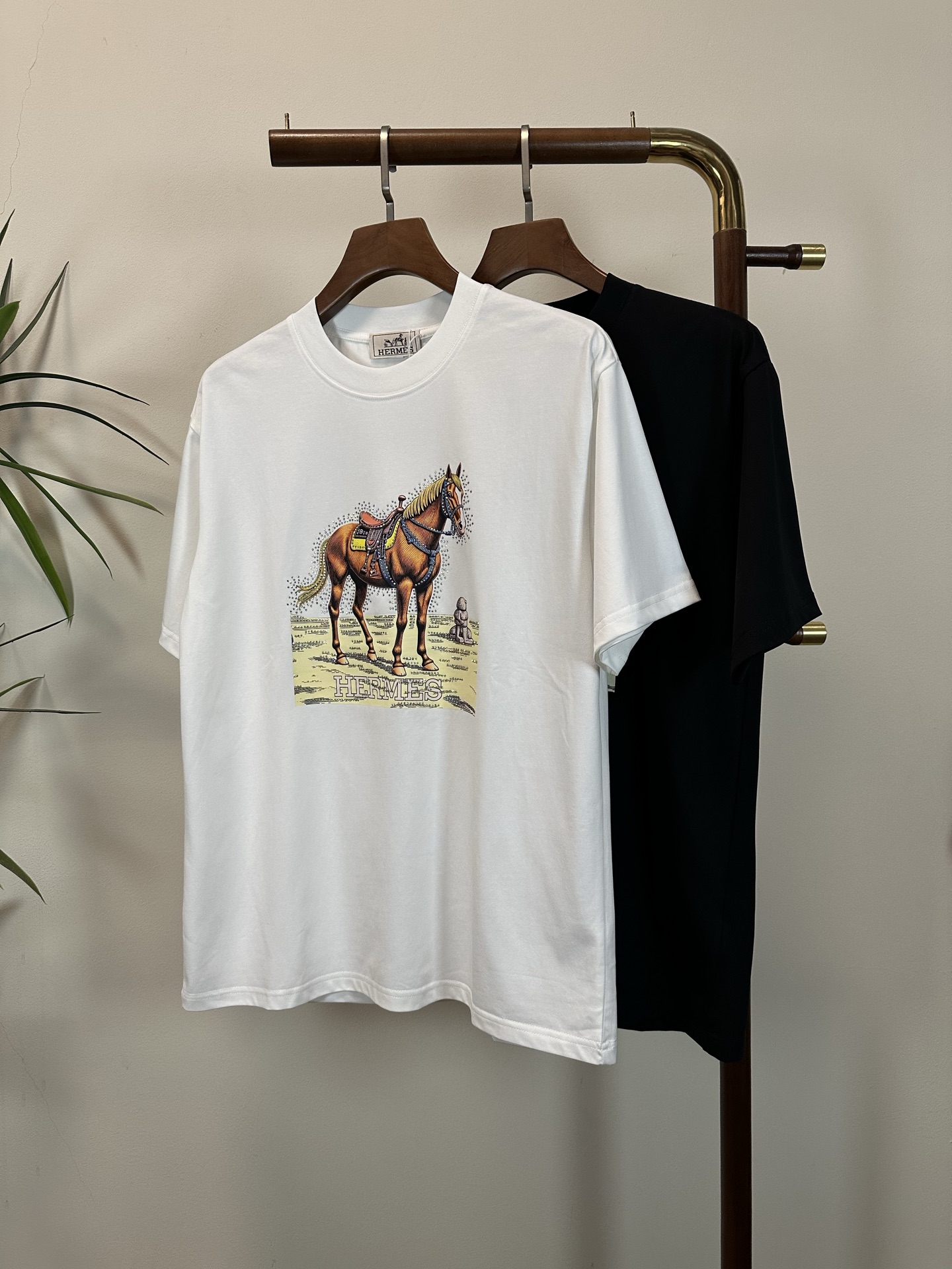 NO:482647,Hermes 2025 new round neck short-sleeved T-shirt high-end version!  Customized fabrics for counters are breathable and comfortable, with impeccable details, and the brand element design concept reflects high quality. The feel is delicate and soft!  It is casually cut, with a great upper body style!  Code number M-3XL, hermes, T-shirt,tees, t-shirt,alexander wang19860909爱马仕 2025新款 圆领 短袖 T恤 高端版本！专柜定制面料 透气舒适度高,细节无可挑剔,品牌元素设计理念,体现高品质.手感细腻柔软！呈现休闲裁剪,上身版型超赞！ 码数M-3XL,,hermes,T-shirt,tees，t-shirt,alexander wang,Men's clothing