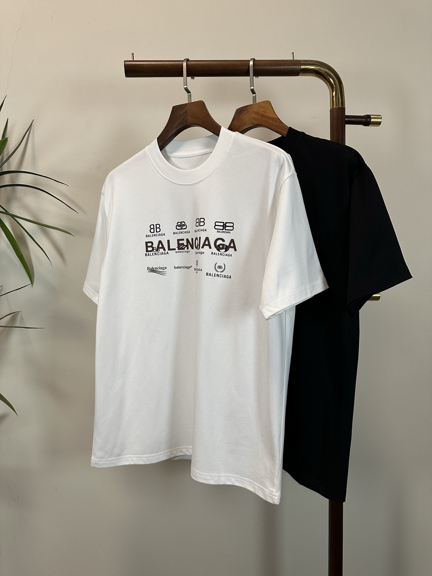 NO:482642,BLCG Balenciaga 2025 new round neck short-sleeved T-shirt high-end version!  Customized fabrics for counters are breathable and comfortable, with impeccable details, and the brand element design concept reflects high quality. The feel is delicate and soft!  It is casually cut, with a great upper body style!  Code number M-3XL, balenciaga, T-shirt,tees, t-shirt,alexander wang19860909BLCG 巴黎世家 2025新款 圆领 短袖 T恤 高端版本！专柜定制面料 透气舒适度高,细节无可挑剔,品牌元素设计理念,体现高品质.手感细腻柔软！呈现休闲裁剪,上身版型超赞！ 码数M-3XL,,balenciaga,T-shirt,tees，t-shirt,alexander wang,Men's clothing