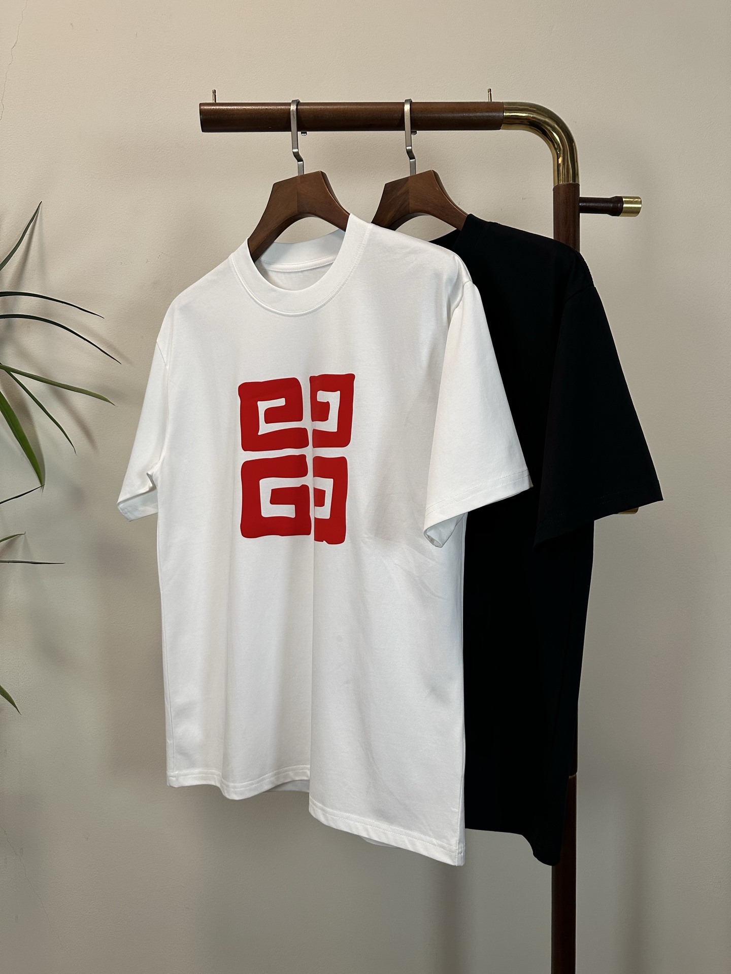 NO:515527,GVC Givenchy new style round neck short-sleeved T-shirt high-end version!  Customized fabrics for counters are breathable and comfortable, with impeccable details, and the brand element design concept reflects high quality. The feel is delicate and soft!  It is casually cut, with a great upper body style!  Code number M-3XL, given, T-shirt,tees,t-shirt,alexander wang19860909GVC 纪梵希新款 圆领 短袖 T恤 高端版本！专柜定制面料 透气舒适度高,细节无可挑剔,品牌元素设计理念,体现高品质.手感细腻柔软！呈现休闲裁剪,上身版型超赞！ 码数M-3XL,,givenchy,T-shirt,tees，t-shirt,alexander wang,Men's clothing