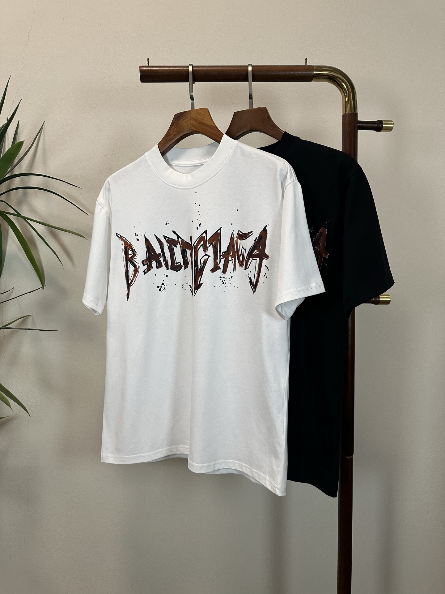 NO:515538,Balenciaga New round neck short-sleeved T-shirt High-end version!  Customized fabrics for counters are breathable and comfortable, with impeccable details, and the brand element design concept reflects high quality. The feel is delicate and soft!  It is casually cut, with a great upper body style!  Code number M-3XL, balenciaga, T-shirt,tees, t-shirt,alexander wang19860909巴黎世家 新款 圆领 短袖 T恤 高端版本！专柜定制面料 透气舒适度高,细节无可挑剔,品牌元素设计理念,体现高品质.手感细腻柔软！呈现休闲裁剪,上身版型超赞！ 码数M-3XL,,balenciaga,T-shirt,tees，t-shirt,alexander wang,Men's clothing