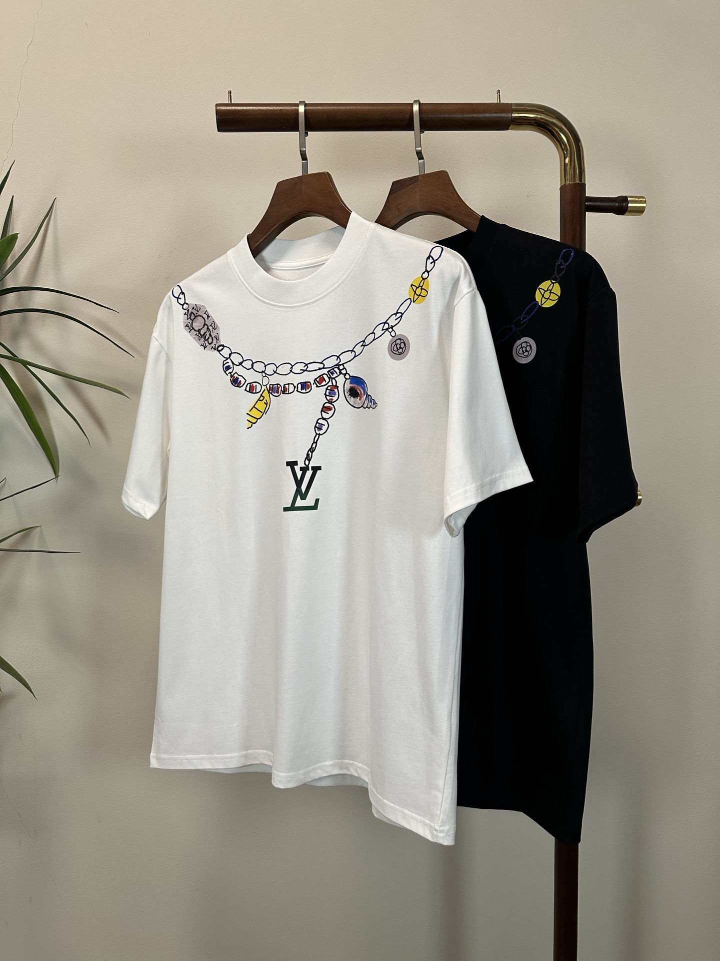 NO:515536,LV Louis Vuitton New round neck short-sleeved T-shirt High-end version!  Customized fabrics for counters are breathable and comfortable, with impeccable details, and the brand element design concept reflects high quality. The feel is delicate and soft!  It is casually cut, with a great upper body style!  Code number M-3XL, louis vuitton,louis vuitton,t-shirt,tees,t-shirt,alexander wang19860909LV 路易威登 新款 圆领 短袖 T恤 高端版本！专柜定制面料 透气舒适度高,细节无可挑剔,品牌元素设计理念,体现高品质.手感细腻柔软！呈现休闲裁剪,上身版型超赞！ 码数M-3XL,,louis vuitton,louis vuitton,T-shirt,tees，t-shirt,alexander wang,Men's clothing