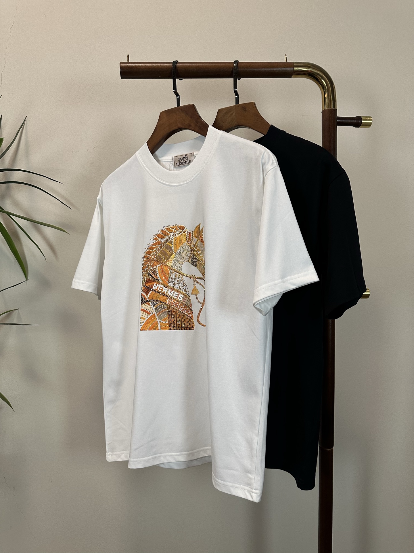 NO:515534,Hermes new round neck short-sleeved T-shirt high-end version!  Customized fabrics for counters are breathable and comfortable, with impeccable details, and the brand element design concept reflects high quality. The feel is delicate and soft!  It is casually cut, with a great upper body style!  Code number M-3XL, hermes, T-shirt,tees, t-shirt,alexander wang19860909爱马仕 新款 圆领 短袖 T恤 高端版本！专柜定制面料 透气舒适度高,细节无可挑剔,品牌元素设计理念,体现高品质.手感细腻柔软！呈现休闲裁剪,上身版型超赞！ 码数M-3XL,,hermes,T-shirt,tees，t-shirt,alexander wang,Men's clothing