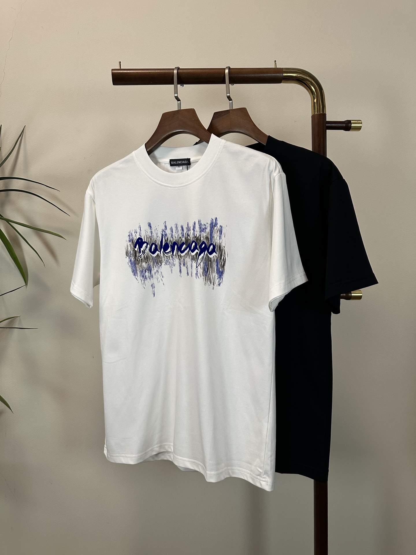 NO:515530,Balenciaga New round neck short-sleeved T-shirt High-end version!  Customized fabrics for counters are breathable and comfortable, with impeccable details, and the brand element design concept reflects high quality. The feel is delicate and soft!  It is casually cut, with a great upper body style!  Code number M-3XL, balenciaga, T-shirt,tees, t-shirt,alexander wang19860909巴黎世家 新款 圆领 短袖 T恤 高端版本！专柜定制面料 透气舒适度高,细节无可挑剔,品牌元素设计理念,体现高品质.手感细腻柔软！呈现休闲裁剪,上身版型超赞！ 码数M-3XL,,balenciaga,T-shirt,tees，t-shirt,alexander wang,Men's clothing