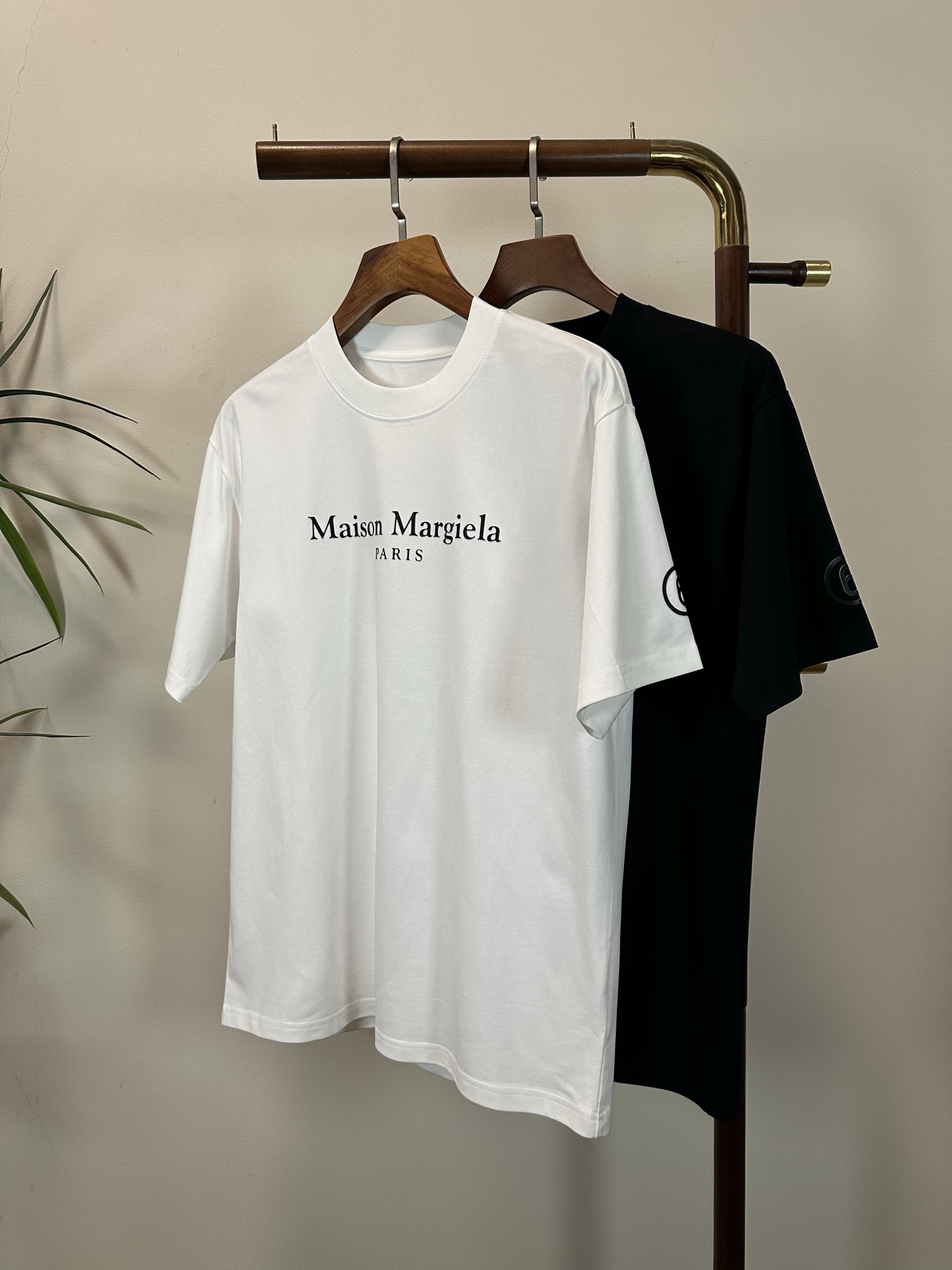 NO:515528,MM6 new round neck short-sleeved T-shirt high-end version!  Customized fabrics for counters are breathable and comfortable, with impeccable details, and the brand element design concept reflects high quality. The feel is delicate and soft!  It is casually cut, with a great upper body style!  Code number M-3XL, Masion Margiela, T-shirt,tees, t-shirt,alexander wang19860909MM6 新款 圆领 短袖 T恤 高端版本！专柜定制面料 透气舒适度高,细节无可挑剔,品牌元素设计理念,体现高品质.手感细腻柔软！呈现休闲裁剪,上身版型超赞！ 码数M-3XL,,masion margiela,T-shirt,tees，t-shirt,alexander wang,Men's clothing