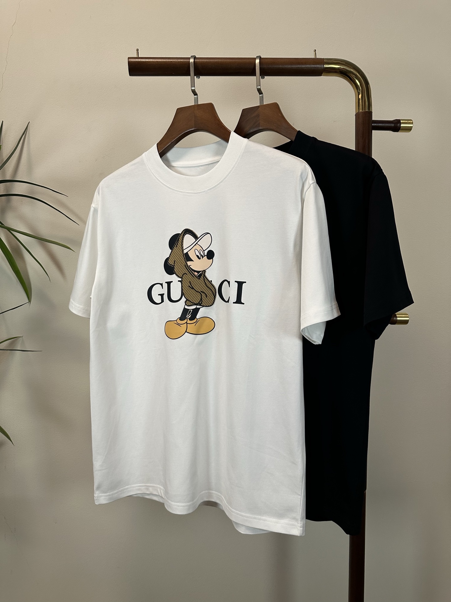 NO:515526,GU Gucci new round neck short-sleeved T-shirt high-end version!  Customized fabrics for counters are breathable and comfortable, with impeccable details, and the brand element design concept reflects high quality. The feel is delicate and soft!  It is casually cut, with a great upper body style!  Code number M-3XL, gucci, T-shirt,tees, t-shirt,alexander wang19860909GU 古驰新款 圆领 短袖 T恤 高端版本！专柜定制面料 透气舒适度高,细节无可挑剔,品牌元素设计理念,体现高品质.手感细腻柔软！呈现休闲裁剪,上身版型超赞！ 码数M-3XL,,gucci,T-shirt,tees，t-shirt,alexander wang,Men's clothing