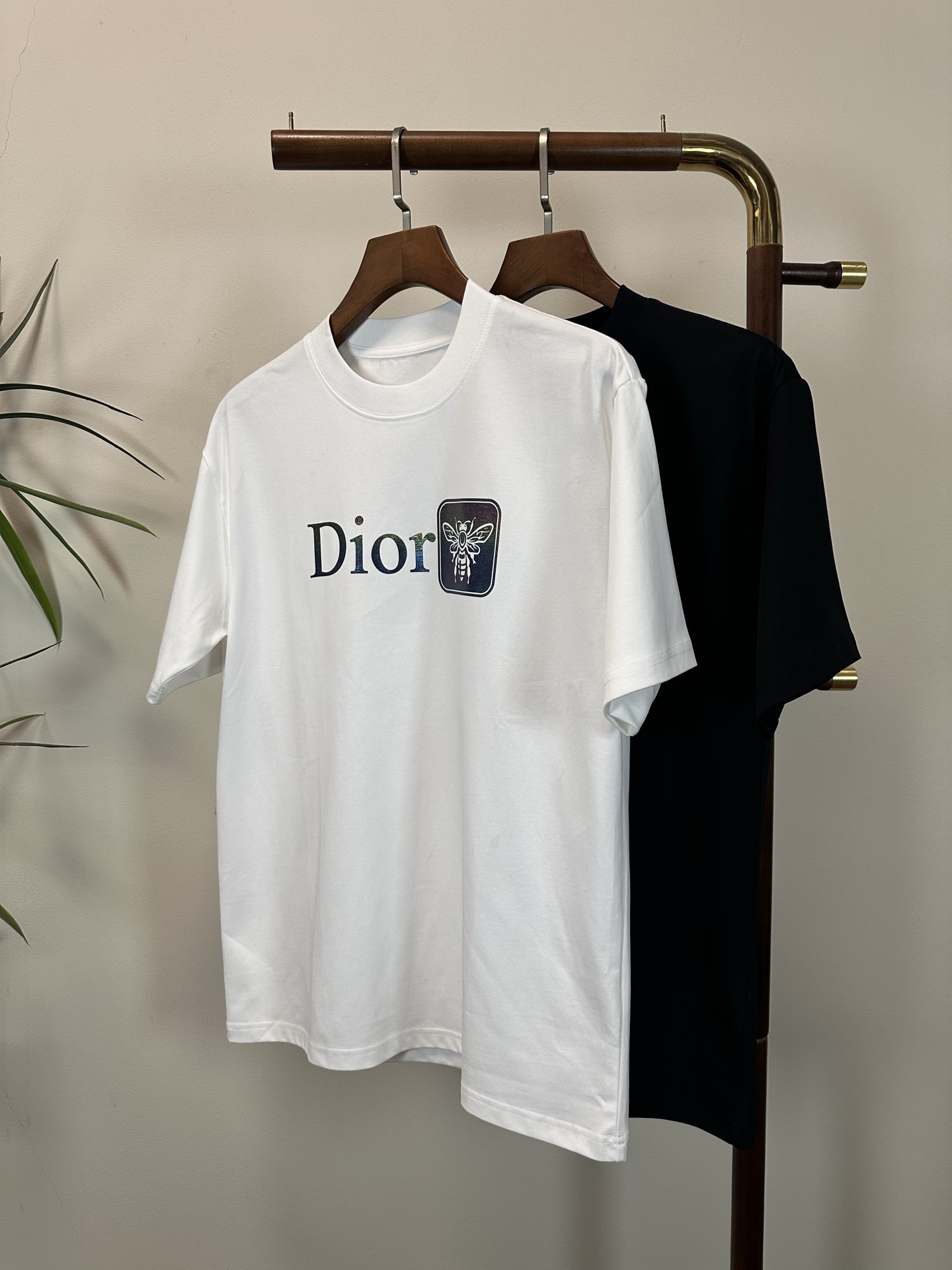 NO:515525,DIOR new round neck short-sleeved T-shirt high-end version!  Customized fabrics for counters are breathable and comfortable, with impeccable details, and the brand element design concept reflects high quality. The feel is delicate and soft!  It is casually cut, with a great upper body style!  Code number M-3XL, dior,dior,T-shirt,tees,t-shirt,alexander wang19860909DIOR 迪奥新款 圆领 短袖 T恤 高端版本！专柜定制面料 透气舒适度高,细节无可挑剔,品牌元素设计理念,体现高品质.手感细腻柔软！呈现休闲裁剪,上身版型超赞！ 码数M-3XL,,dior,dior,T-shirt,tees，t-shirt,alexander wang,Men's clothing
