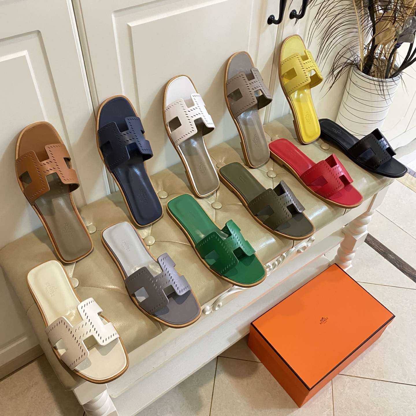 NO:232005,,Hermes Hermes classic H-drag high-end series, punched cowhide (plain), sheepskin, genuine leather soles, sizes 35-40 (34,41,42,43 custom made without return), slippers, hermes, hermes, slippers, cowhide, sheepskin, Leather soles19860909,爱马仕Hermes 经典H拖高端系列,冲孔牛皮面(素面),羊皮里,真皮大底,35-40码(34,41,42,43码定做不退换),拖鞋,hermes,hermes,slippers,cowhide,sheepskin,Leather soles,Women's Shoes