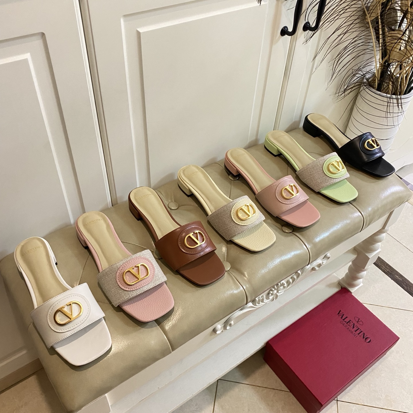 NO:231994,Rubber outsole (customized leather sole), Valentino Valentino new slippers, cowhide/woven surface, sheepskin lining, size 35-40 (size 41, 42 can be customized without return or exchange), slippers, valentino, valentino, slippers, cowhide, sheepskin19860909橡胶大底(真皮底定做),华伦天奴Valentino新款拖鞋,牛皮/编织面,羊皮里,35-40码(41,42码可定做不退换),拖鞋,valentino,valentino,slippers,cowhide,sheepskin,Women's Shoes