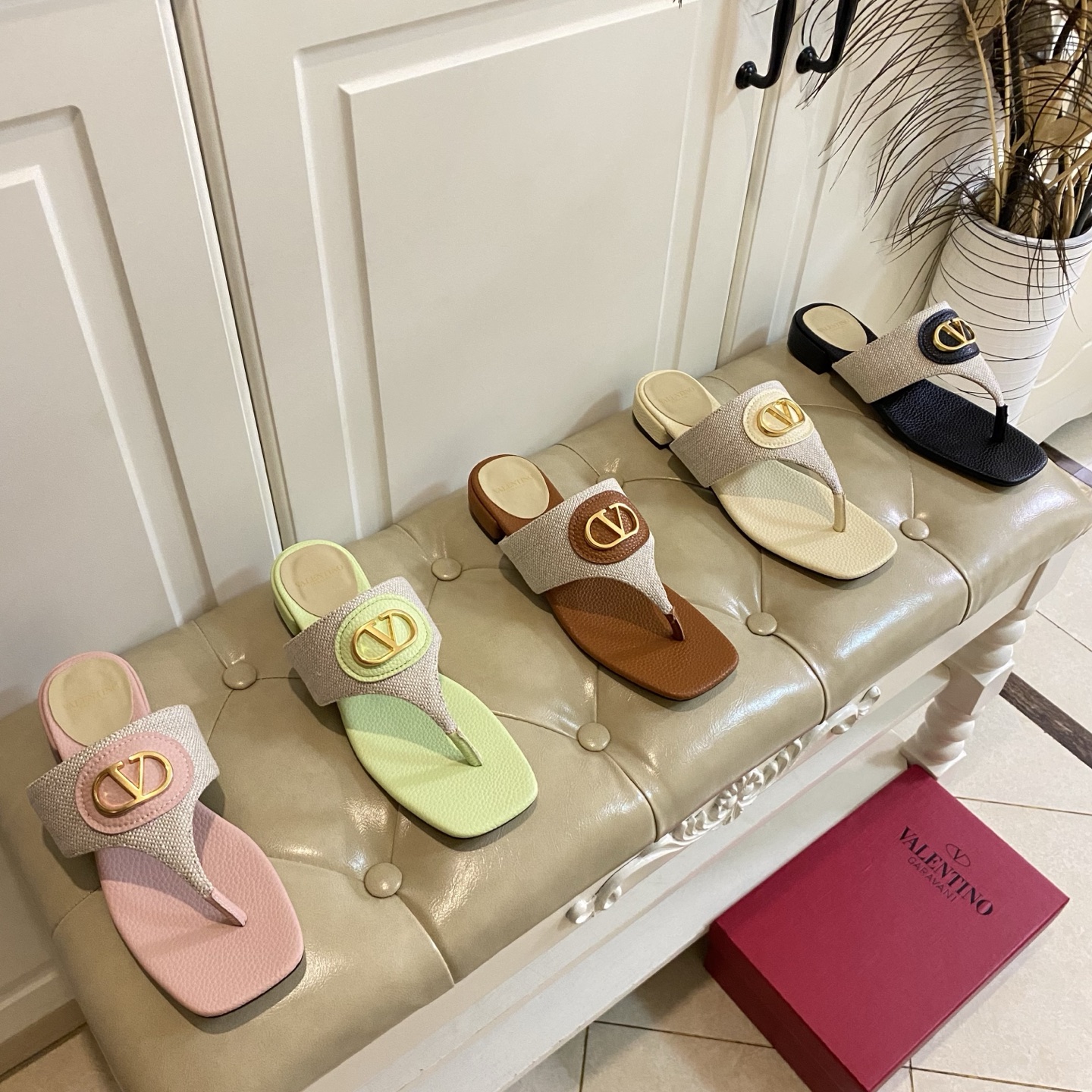 NO:231999,Rubber outsole (customized leather sole), Valentino Valentino new style clip-on, cowhide woven surface, sheepskin lining, size 35-40 (size 41, 42 can be customized without return or exchange), split-toed shoes, valentino, valentino, cowhide, sheepskin19860909橡胶大底(真皮底定做),华伦天奴Valentino新款夹拖,牛皮拼编织面,羊皮里,35-40码(41,42码可定做不退换),分趾鞋,valentino,valentino,cowhide,sheepskin,Women's Shoes