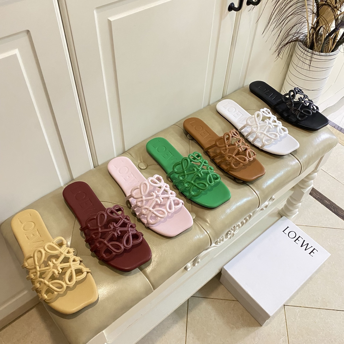 NO:231979,Rubber sole, genuine leather outsole, Loewe LOEWE new hollow carved slippers, cowhide, size 35-41 (size 42, 43 custom made without return), slippers, loewe, loewe, slippers, cowhide, Leather soles19860909橡胶底,真皮大底,罗意威LOEWE新款镂空雕花拖鞋,牛皮面,35-41码(42,43码定做不退换),拖鞋,loewe,loewe,slippers,cowhide,Leather soles,Women's Shoes