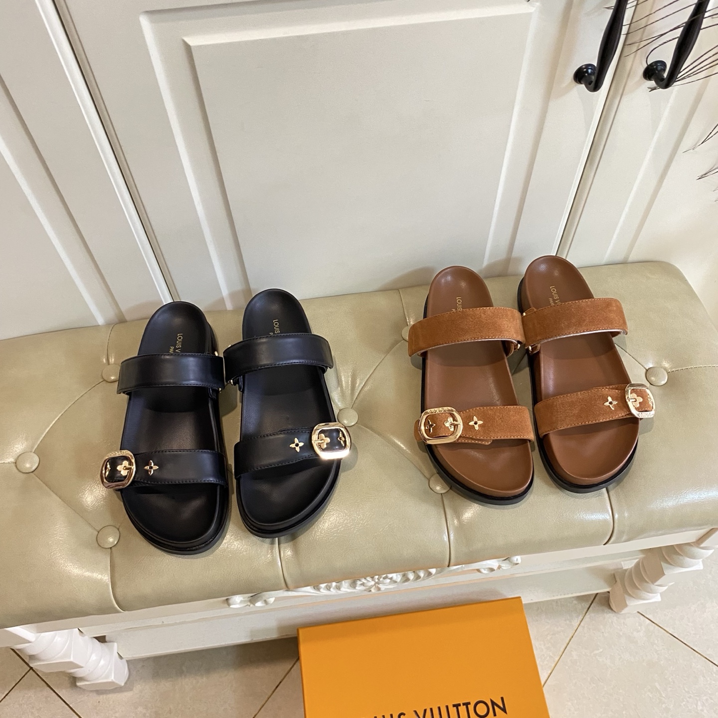 NO:231972,, Louis Vuit*LV slippers, top version, counter 1:1 color shipment. Sheepskin/beef tiles/classic presbyterian embossed noodles, sheepskin lining, sheepskin water table, genuine leather edge strip, private model original sole, size 35-40 (41, 42 can be customized without return and exchange, be careful to buy), sandals single shoes, louis vuitton, louis vuitton, sandals, slippers, sheepskin19860909,路易威*LV拖鞋,顶级版本,专柜1:1对色出货.羊皮/牛猄/经典老花压花面,羊皮里,羊皮包水台,真皮沿条,私模原版底,35-40码（41,42可定做不退换,慎购）,凉鞋单鞋,louis vuitton,louis vuitton,sandals,slippers,sheepskin,Women's Shoes