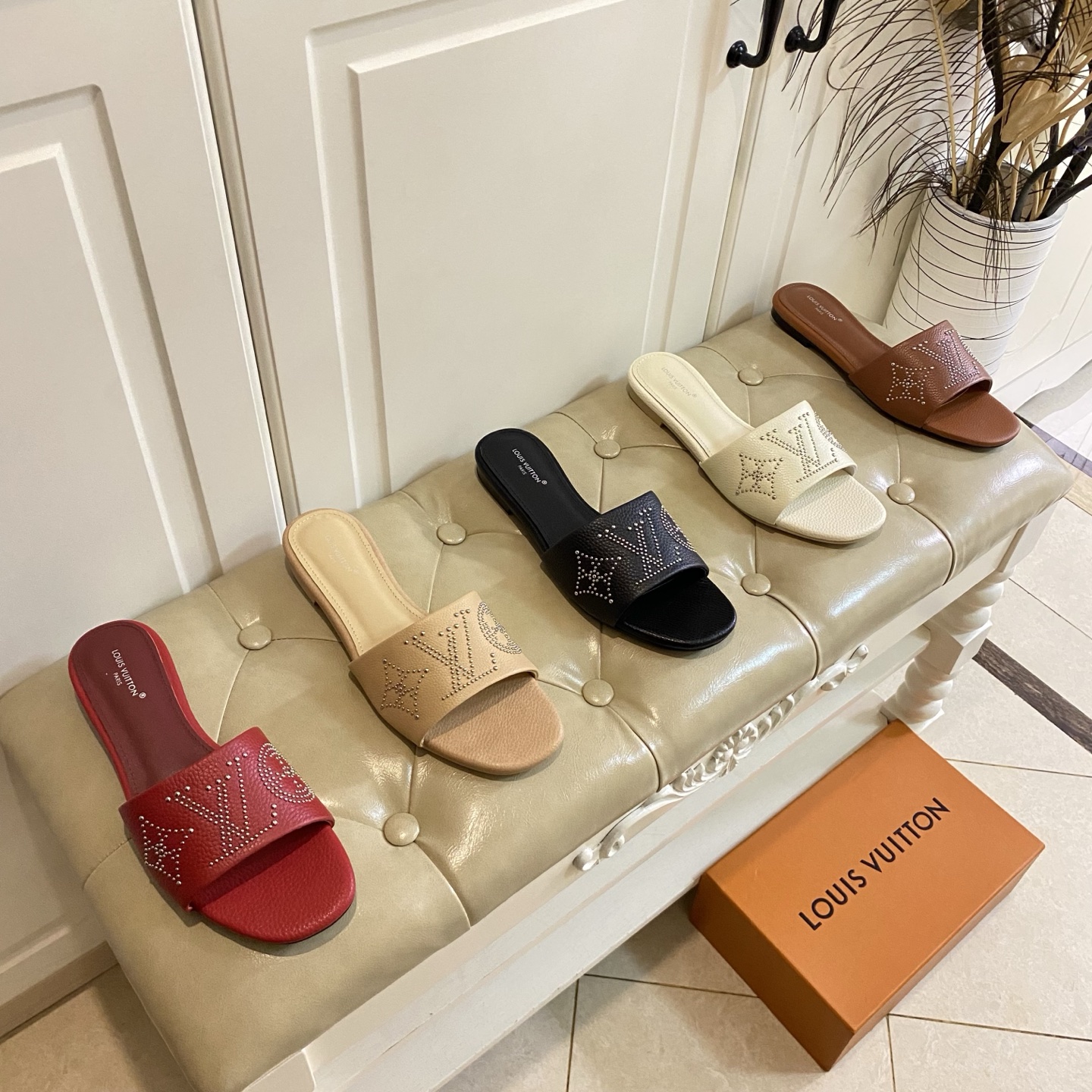 NO:231962,Rubber outsole, genuine leather outsole, Louisville's newest slippers, cowhide, rivet flowers, sheepskin, size 35-41 (42, 43 sizes customized without return), slippers, louis vuitton, slippers, cowhide, sheepskin, Leather soles19860909橡胶大底,真皮大底,路易威*新款拖鞋,牛皮面,铆钉花,羊皮里,35-41码(42,43码定做不退换),拖鞋,louis vuitton,slippers,cowhide,sheepskin,Leather soles,Women's Shoes