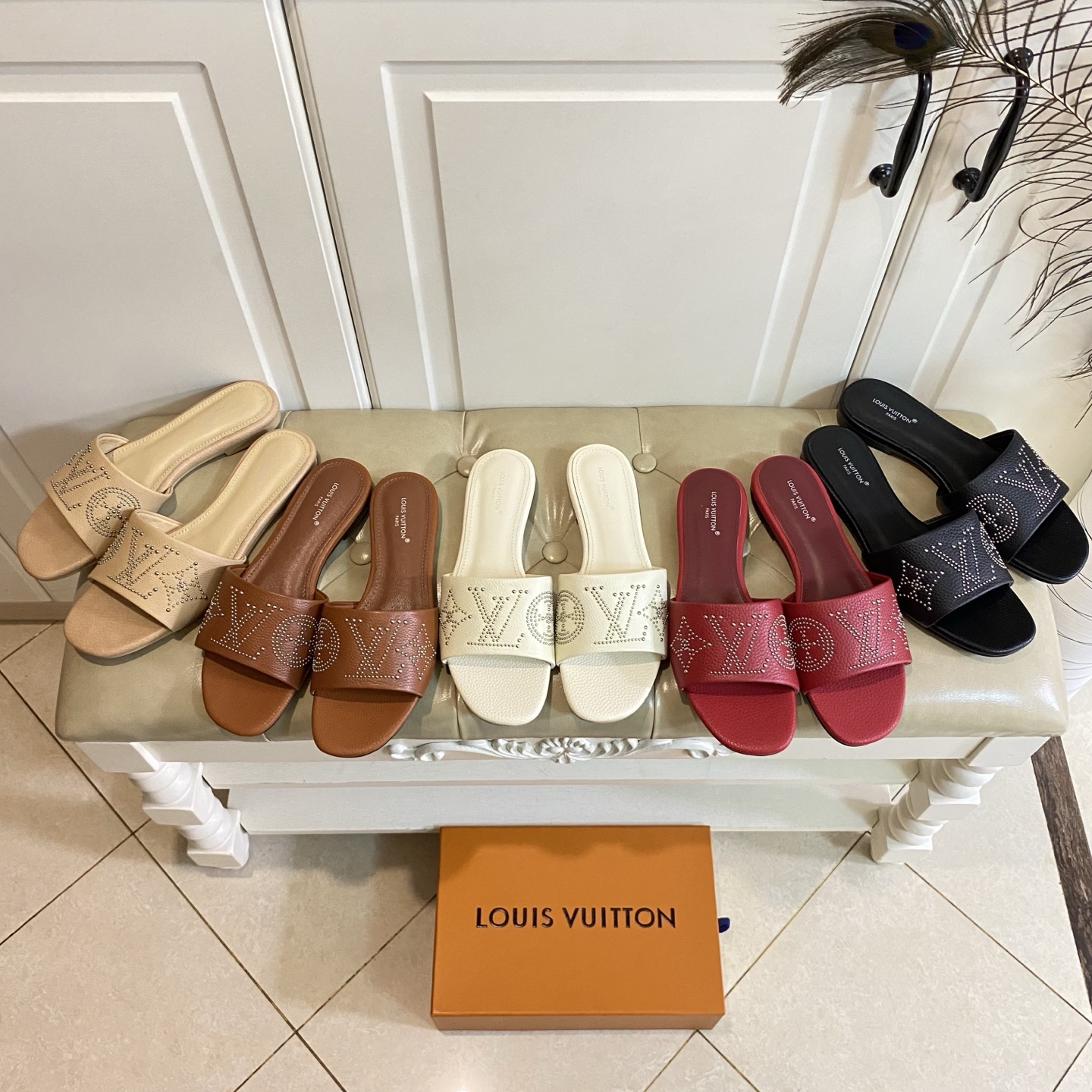 NO:231964,Rubber outsole, genuine leather outsole, Louis Vuit*LV new slippers, cowhide, rivet flowers, sheepskin, size 35-41 (42, 43 sizes customized without return), slippers, louis vuitton, louis vuitton, slippers, cowhide, sheepskin, Leather soles19860909橡胶大底,真皮大底,路易威*LV新款拖鞋,牛皮面,铆钉花,羊皮里,35-41码(42,43码定做不退换),拖鞋,louis vuitton,louis vuitton,slippers,cowhide,sheepskin,Leather soles,Women's Shoes