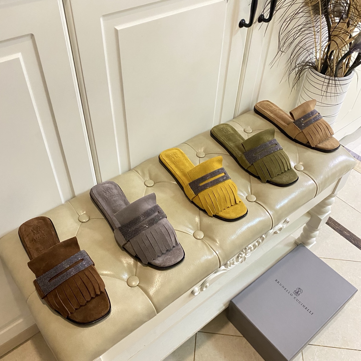 NO:231975,, Italian luxury brand - Brunello Cucinelli 2025 spring and summer new style, beef cucinelli / sheep cucinelli   diamond belt, sheepskin, genuine leather soles, size 35-40 (41, 42 sizes customized without return or exchange), slippers, brunello cucinelli, slippers, sheepskin, sheep, Leather soles19860909,意大利高奢品牌-布鲁内洛·库奇内利（Brunello Cucinelli）2025春夏新款,牛猄/羊猄面 钻带,羊皮里,真皮大底,35-40码(41,42码定做不退换),拖鞋,brunello cucinelli,slippers,sheepskin,sheep,Leather soles,Women's Shoes