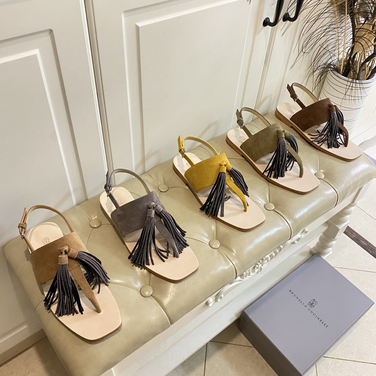 NO:231973,, Italian luxury brand - Brunello Cucinelli 2025 spring and summer new style, beef cucinelli / sheep cucinelli   tassel diamond belt, sheepskin, genuine leather soles, size 35-40 (41, 42 sizes customized without return or exchange), split-toe shoes, brunello cucinelli, sheepskin, sheep, Leather soles19860909,意大利高奢品牌-布鲁内洛·库奇内利（Brunello Cucinelli）2025春夏新款,牛猄/羊猄面 流苏钻带,羊皮里,真皮大底,35-40码(41,42码定做不退换),分趾鞋,brunello cucinelli,sheepskin,sheep,Leather soles,Women's Shoes