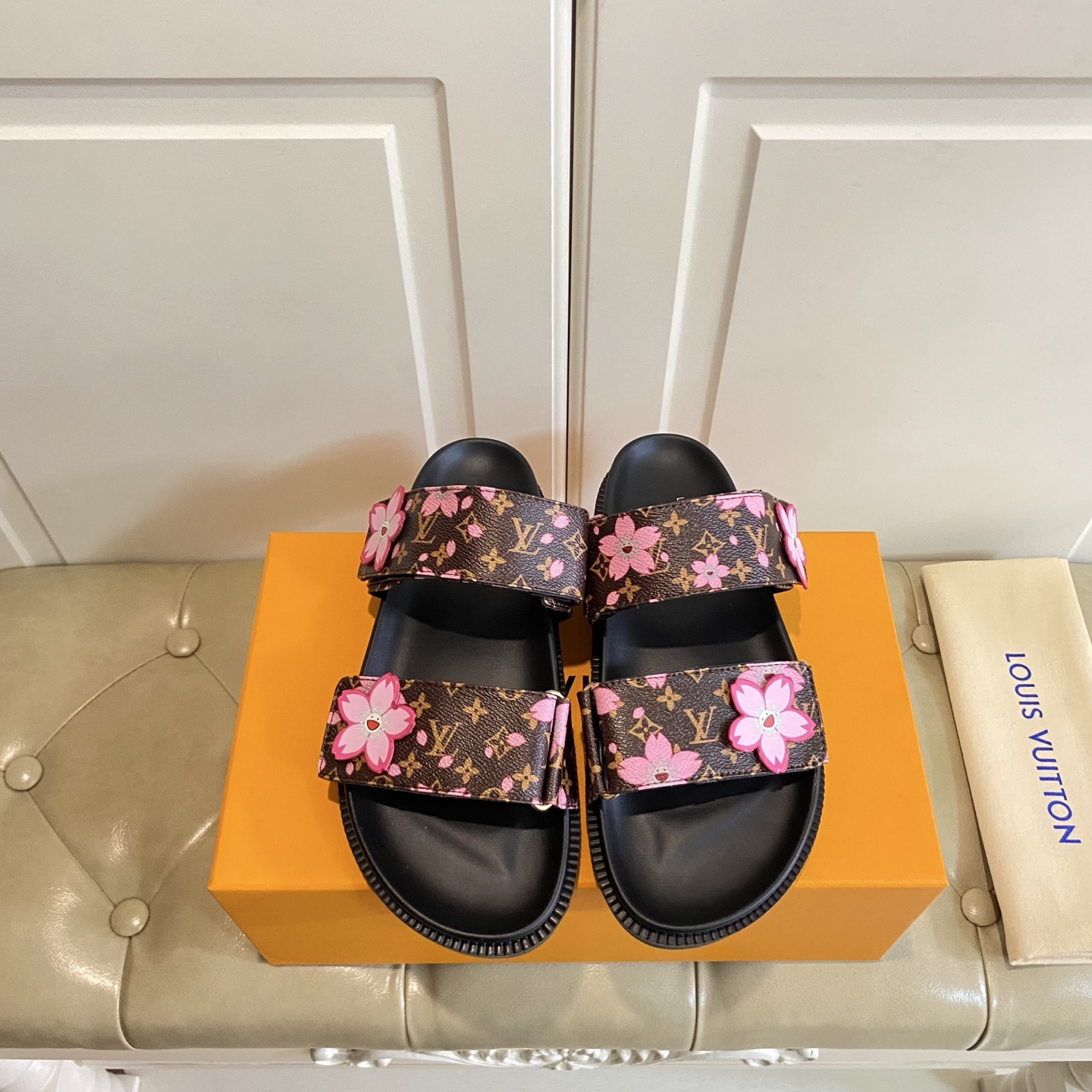 NO:254111,, Louis Vuitton new color, foil cowhide surface, sheepskin lining, private model original bottom, size 35-40 (41, 42 size custom made without return or exchange), slippers, louis vuitton, louis vuitton, slippers, cowhide, sheepskin19860909,路易威*Louis Vuitton新色,圧花牛皮面,羊皮里,私模原版底,35-40码(41,42码定做不退换),拖鞋,louis vuitton,louis vuitton,slippers,cowhide,sheepskin,Women's Shoes