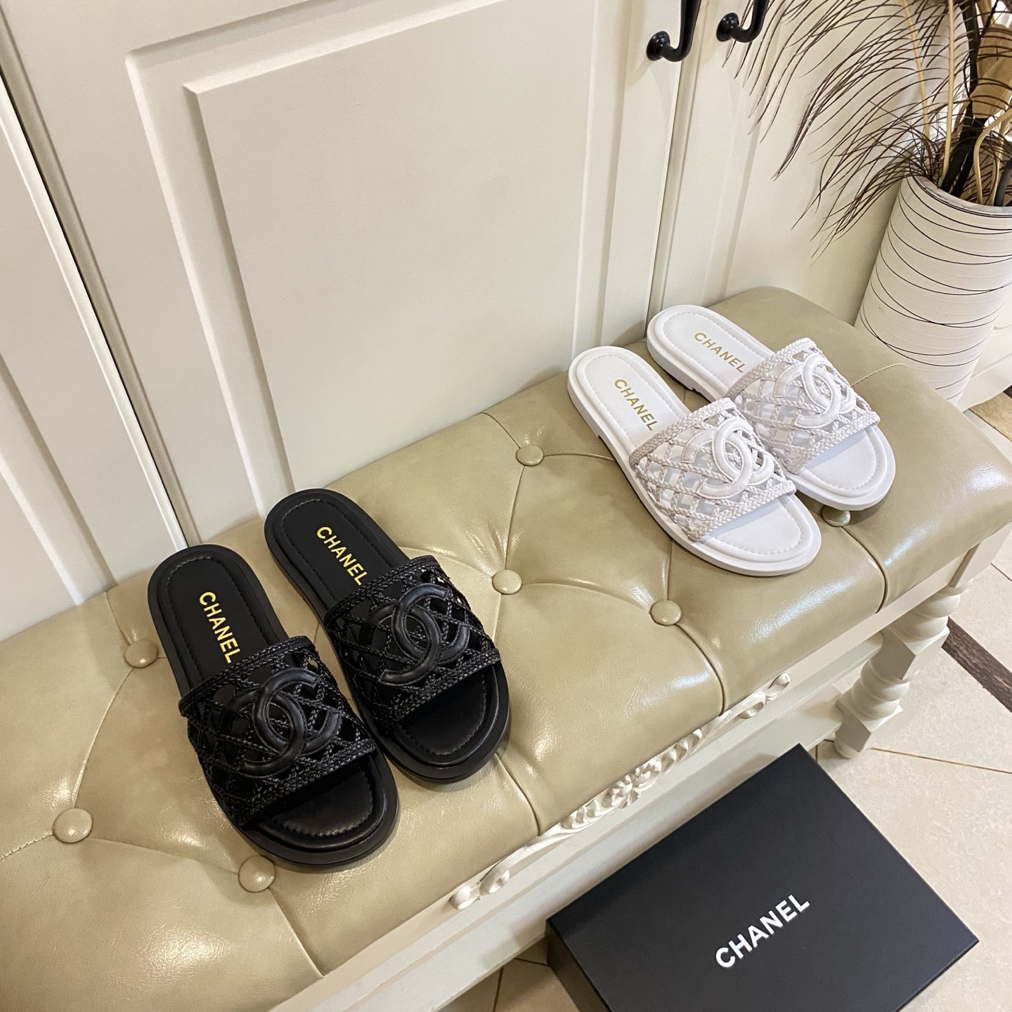 NO:254131,Rubber sole, genuine leather sole, Chanel Chanel new style, braided surface, genuine leather sole, size 35-40 (41 size custom made without return or exchange), slippers, chanel, chanel, slippers, Leather soles19860909橡胶底,真皮底,香奈儿Chanel新款,编织面,真皮大底,35-40码(41码定做不退换),拖鞋,chanel,chanel,slippers,Leather soles,Women's Shoes
