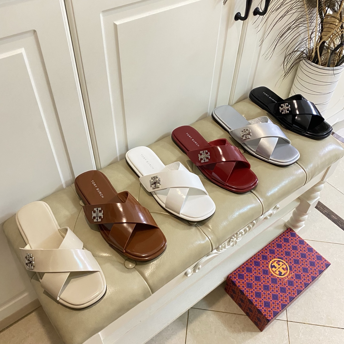 New Torry Burch Flat-Bed Slippers with Rubber and Sheep Skin Details - 图片 8