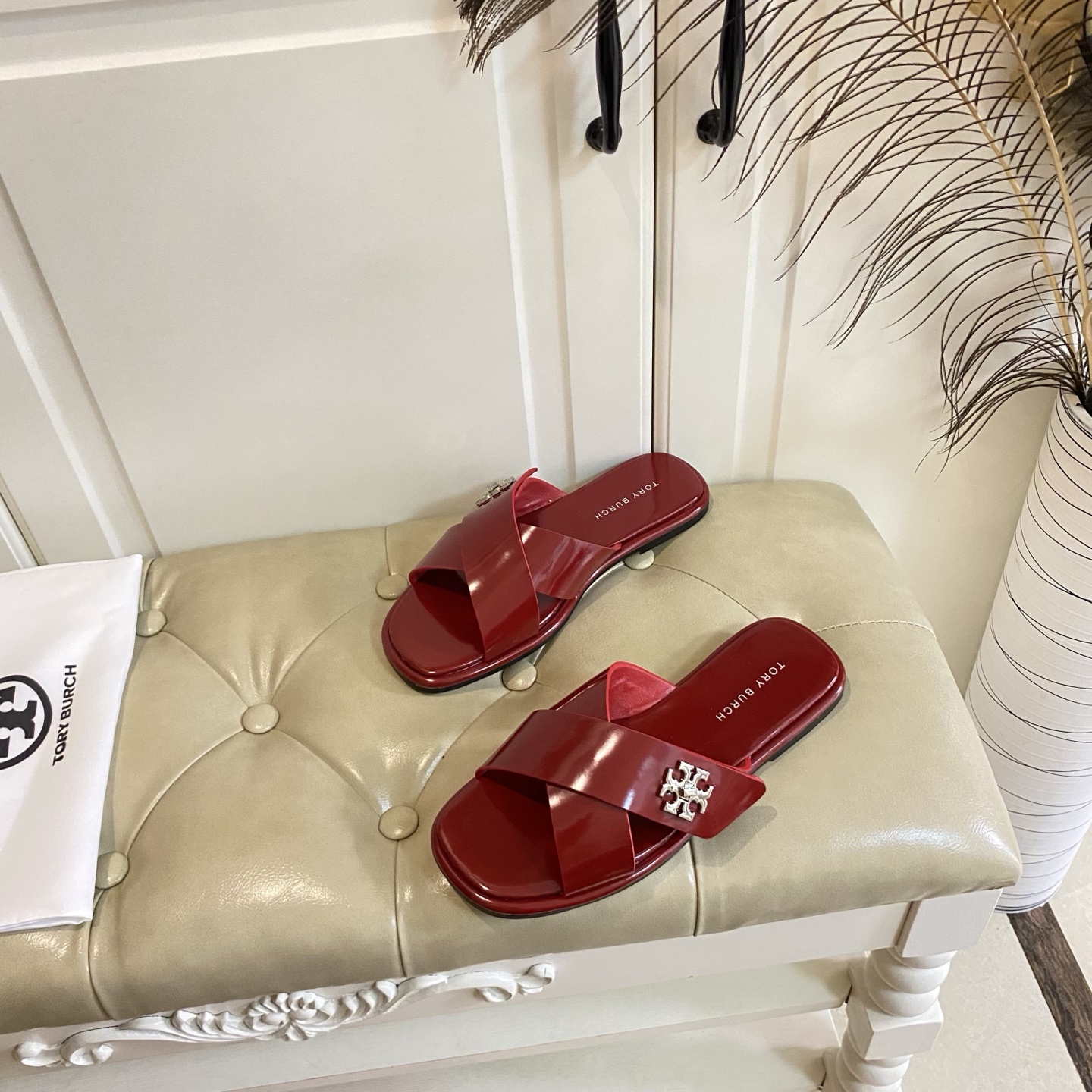 Torry Burch’s New Flat-Bed Slippers with Sheep Hide and Rubber Soles - 图片 1