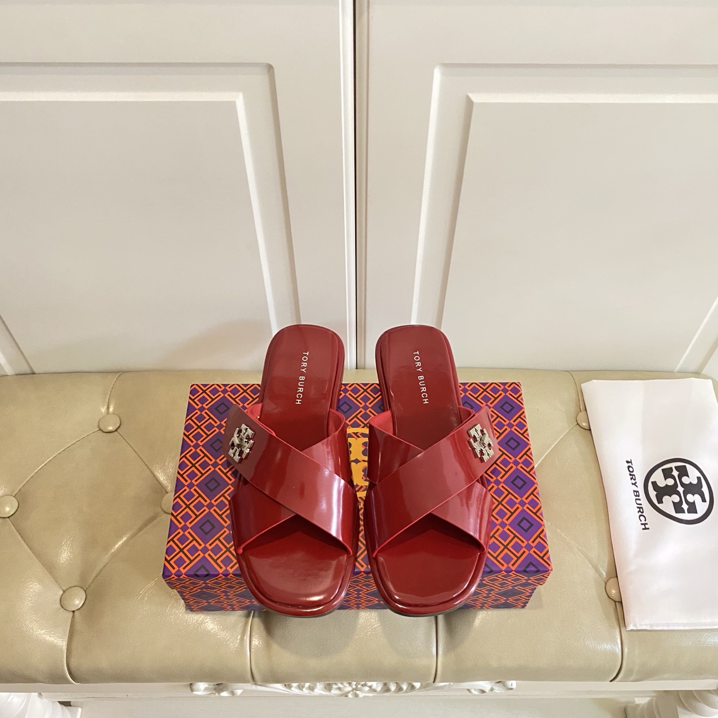 Torry Burch’s New Flat-Bed Slippers with Sheep Hide and Rubber Soles - 图片 9