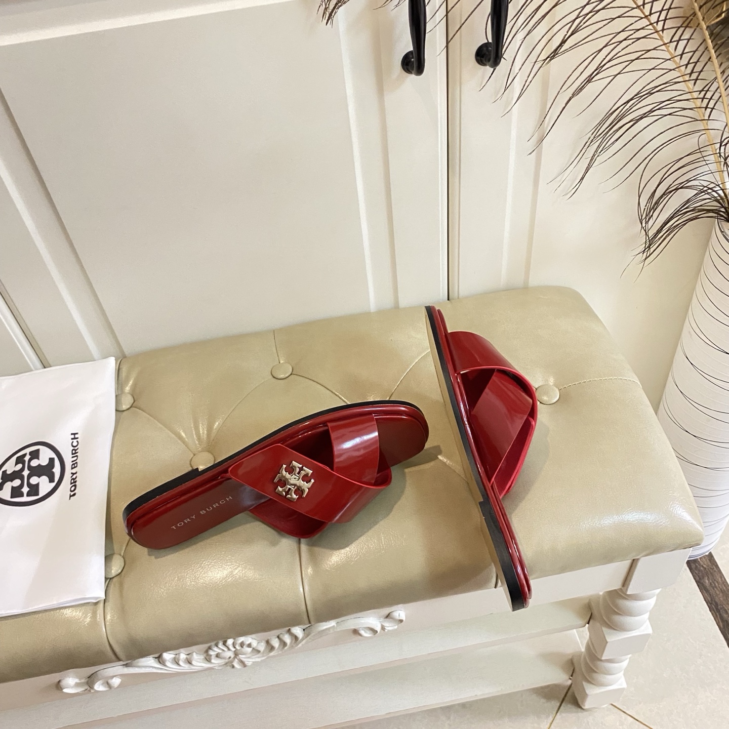 Torry Burch’s New Flat-Bed Slippers with Sheep Hide and Rubber Soles - 图片 7