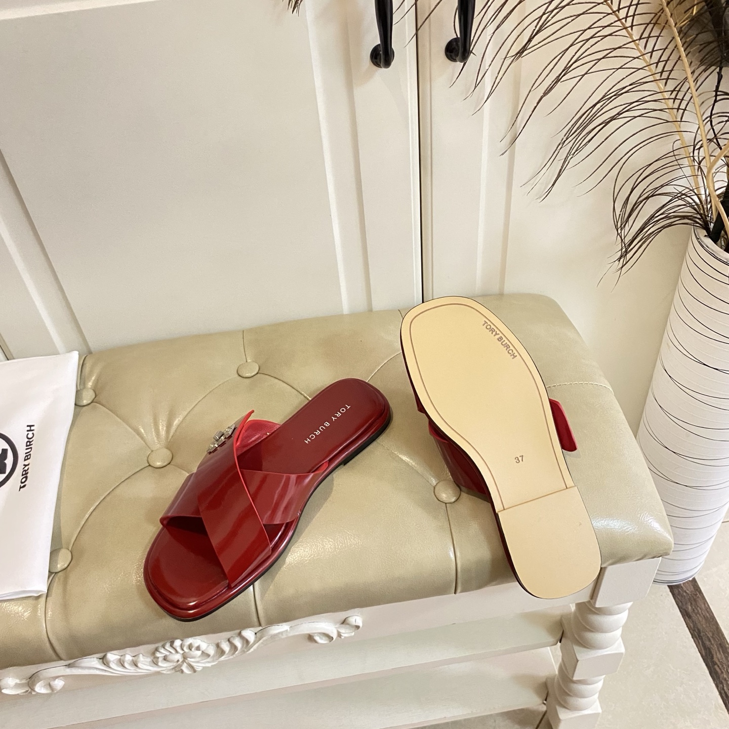 Torry Burch’s New Flat-Bed Slippers with Sheep Hide and Rubber Soles - 图片 6