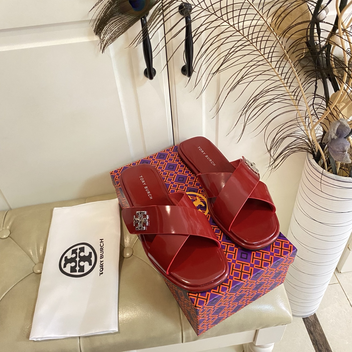 Torry Burch’s New Flat-Bed Slippers with Sheep Hide and Rubber Soles - 图片 3