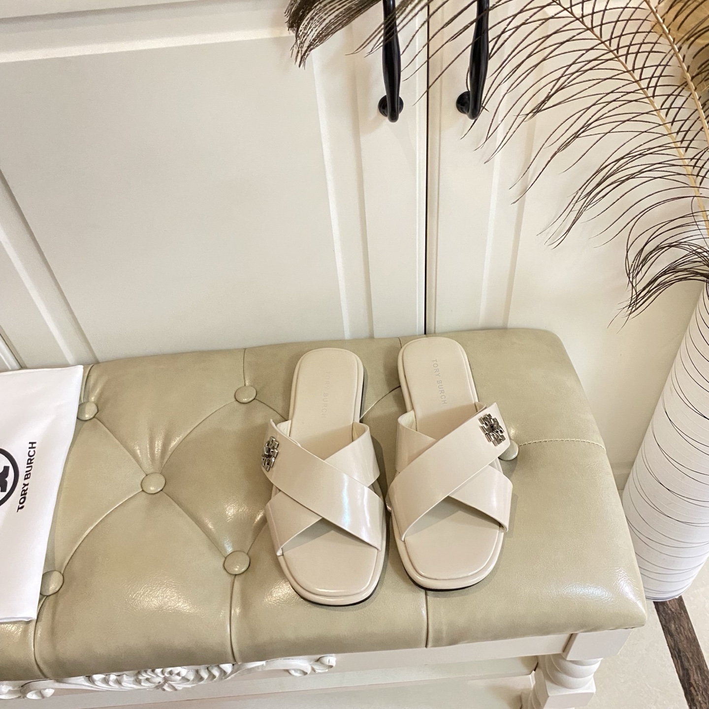 New Torry Burch Flat-Bed Slippers with Rubber and Skin Material Options
