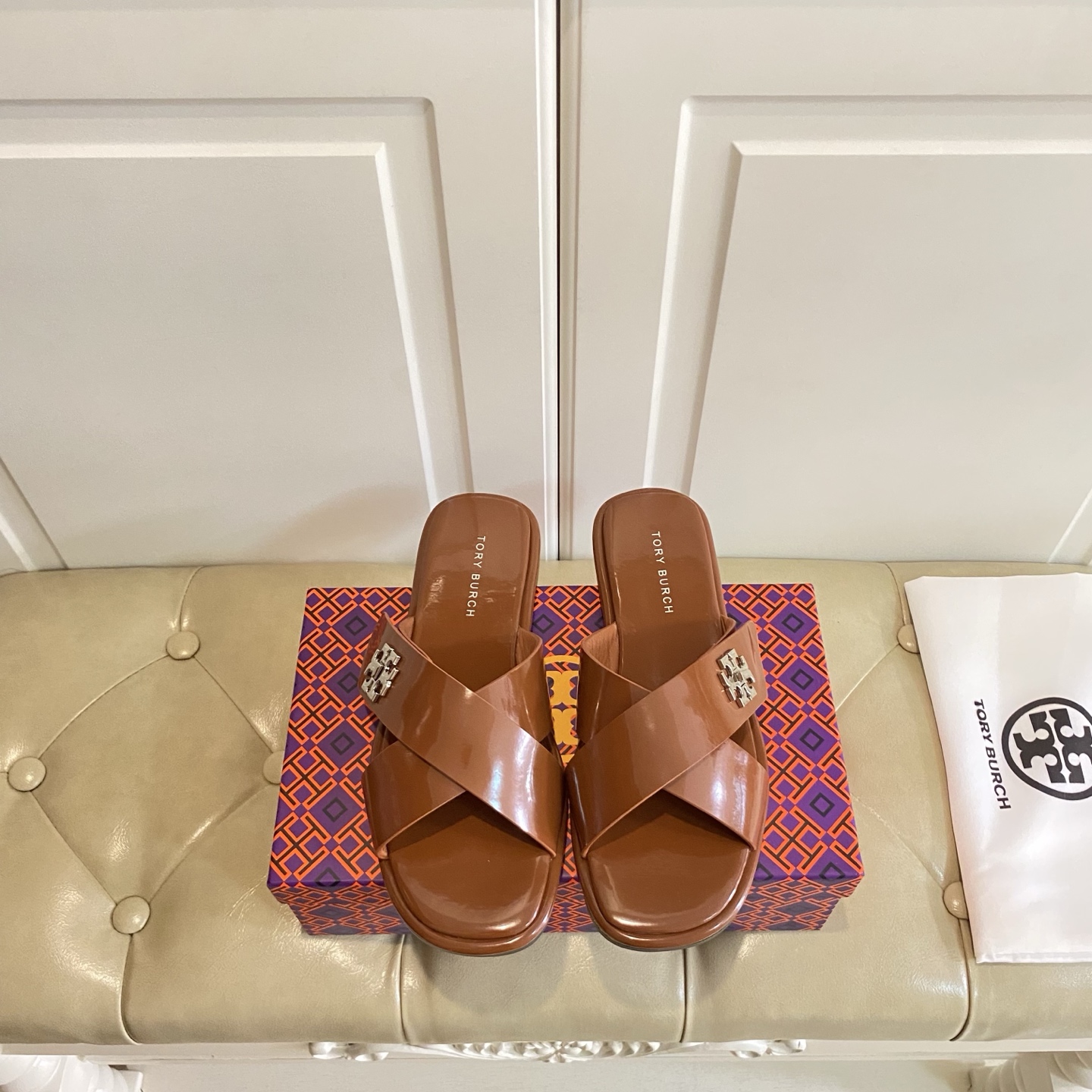 New Torry Burch Flat-Bed Slippers with Rubber and Sheep Skin Details - 图片 9