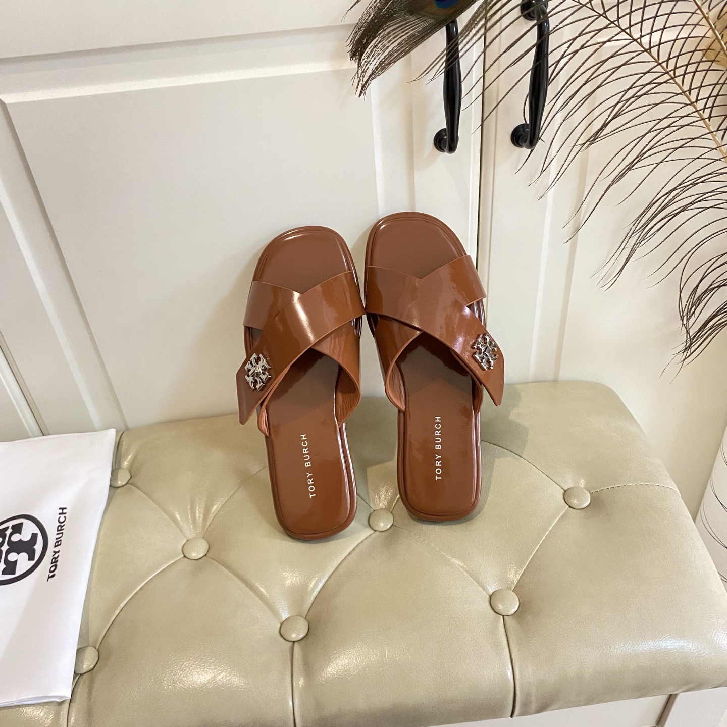 New Torry Burch Flat-Bed Slippers with Rubber and Sheep Skin Details - 图片 6