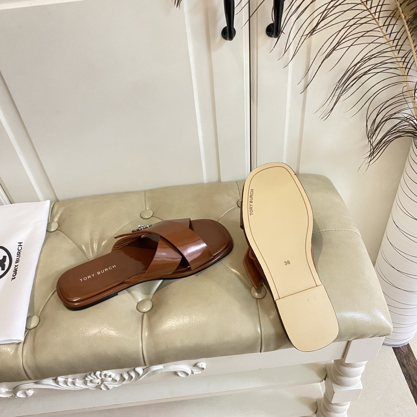 New Torry Burch Flat-Bed Slippers with Rubber and Sheep Skin Details - 图片 7