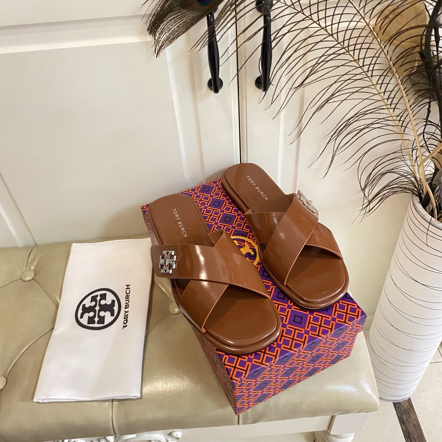 New Torry Burch Flat-Bed Slippers with Rubber and Sheep Skin Details - 图片 3
