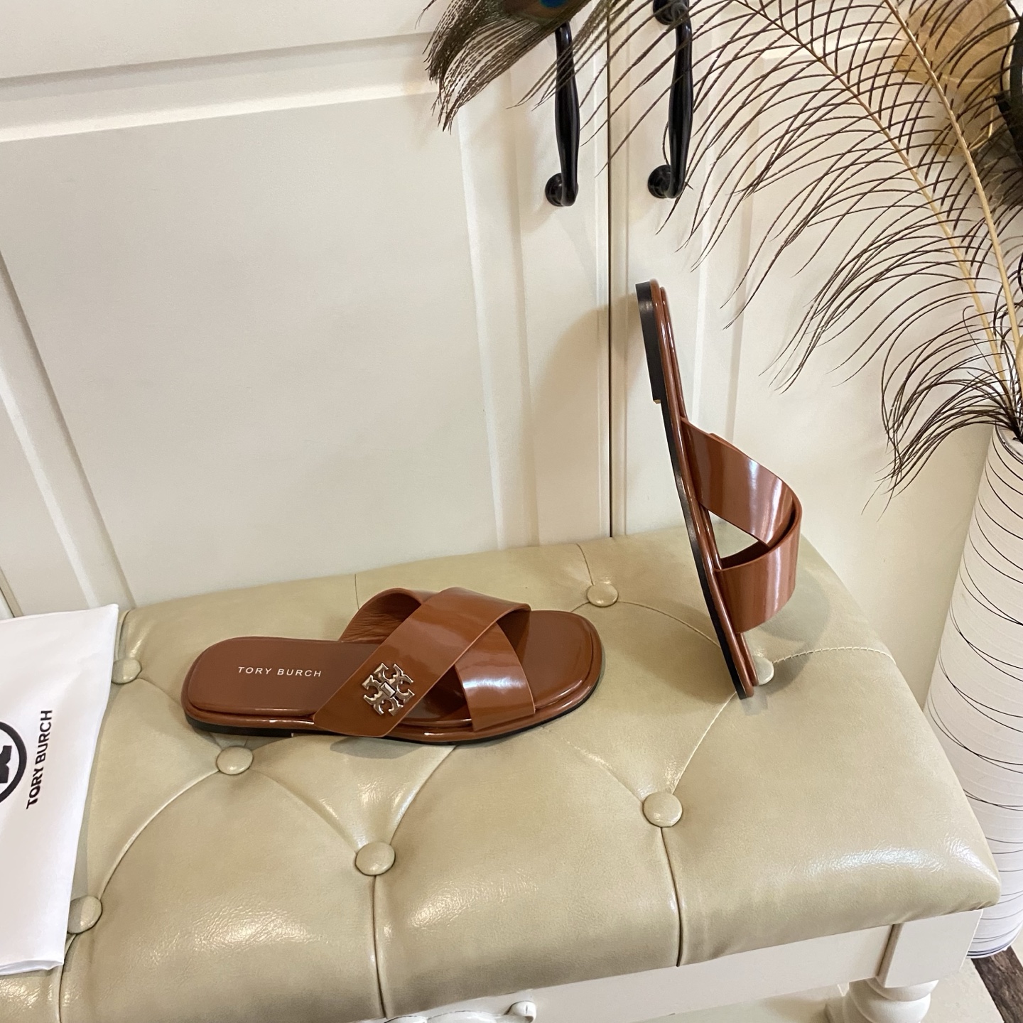 New Torry Burch Flat-Bed Slippers with Rubber and Sheep Skin Details - 图片 5