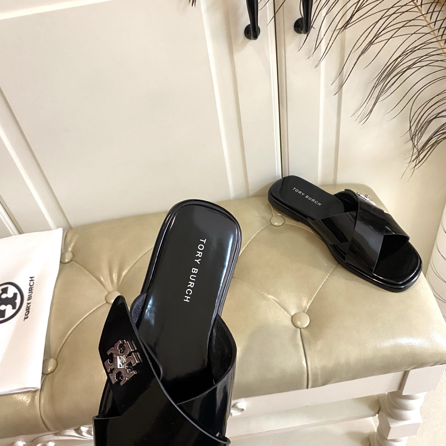 New Torry Burch Flat-Bed Slippers with Sheep Hides and Beaded Details - 图片 6