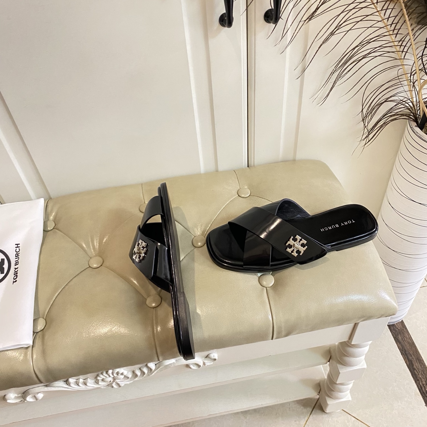 New Torry Burch Flat-Bed Slippers with Sheep Hides and Beaded Details - 图片 5