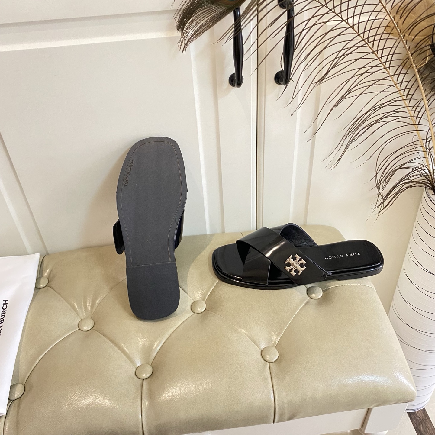 New Torry Burch Flat-Bed Slippers with Sheep Hides and Beaded Details - 图片 7