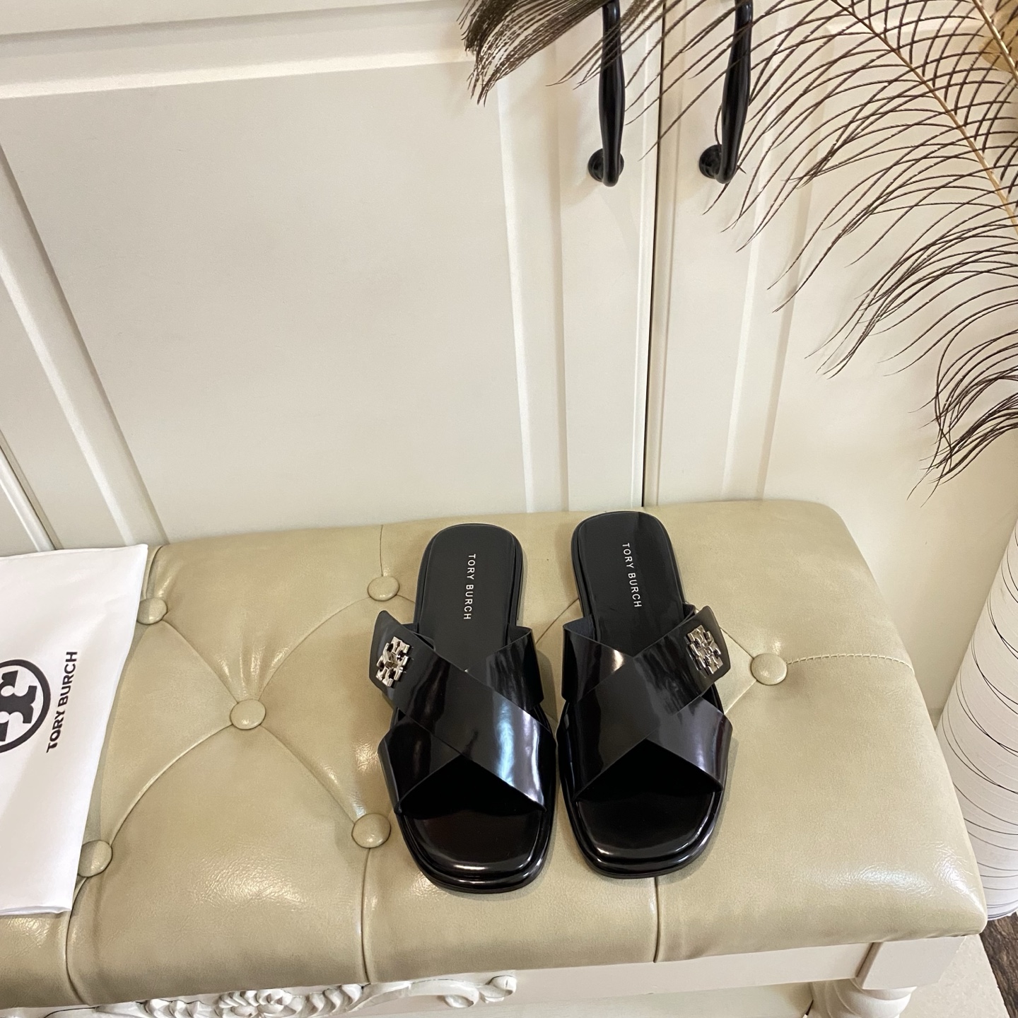 New Torry Burch Flat-Bed Slippers with Sheep Hides and Beaded Details - 图片 2