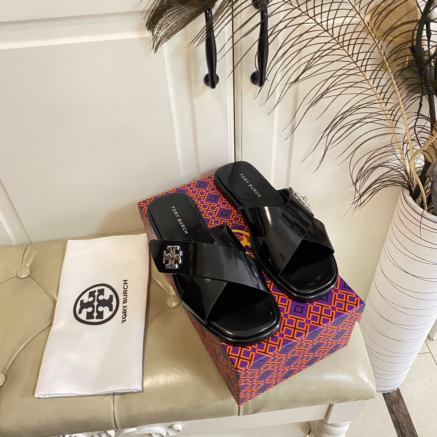 New Torry Burch Flat-Bed Slippers with Sheep Hides and Beaded Details - 图片 3