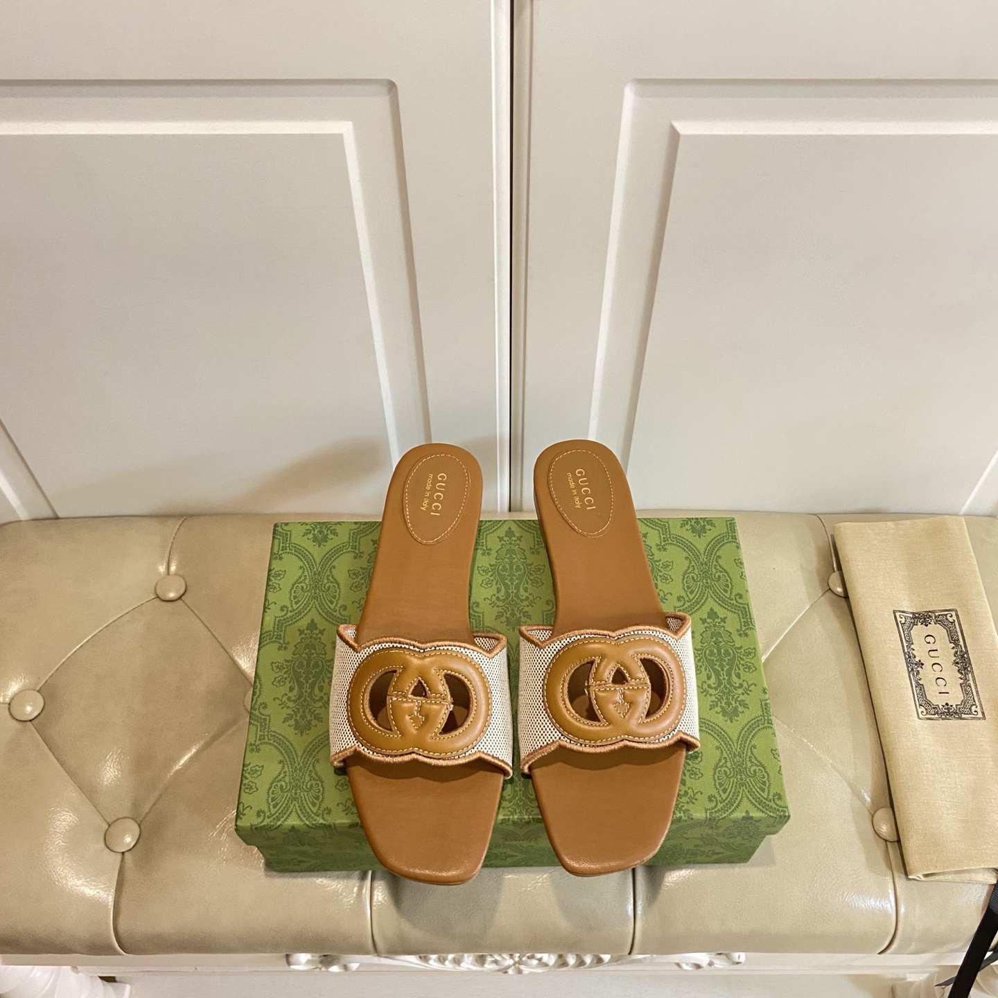 NO:261834,Rubber sole, genuine leather sole, Gucci new slippers, color-blocking surface, sheepskin lining, size 35-41 (42, 43 sizes customized without return or exchange), slippers, gucci, slippers, sheepskin19860909橡胶底,真皮底,古奇Gucci新款拖鞋,拼色面,羊皮里,35-41码(42,43码定做不退换),拖鞋,gucci,slippers,sheepskin,Women's Shoes