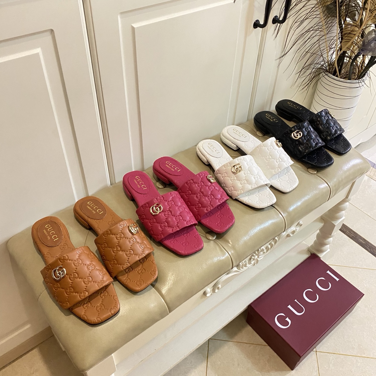 NO:261832,, Gucci new slippers, high-end version, embossed leather surface, sheepskin, genuine leather soles, size 35-40 (34, 41 size custom made without return or exchange), slippers, gucci, slippers, sheepskin, Leather soles19860909,古奇Gucci新款拖鞋,高端版本,压花皮面,羊皮里,真皮大底,35-40码(34,41码定做不退换),拖鞋,gucci,slippers,sheepskin,Leather soles,Women's Shoes