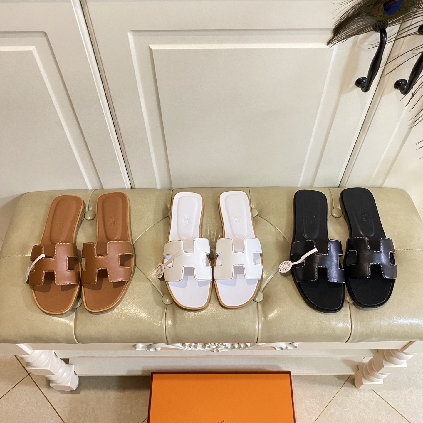 NO:261844,,Hermes Hermes classic H-drag high-end series, cowhide (plain), sheepskin, genuine leather soles, sizes 35-40 (34,41,42,43 custom made without return), slippers, hermes, hermes, slippers, cowhide, sheepskin, Leather soles19860909,爱马仕Hermes 经典H拖高端系列,牛皮面(素面),羊皮里,真皮大底,35-40码(34,41,42,43码定做不退换),拖鞋,hermes,hermes,slippers,cowhide,sheepskin,Leather soles,Women's Shoes