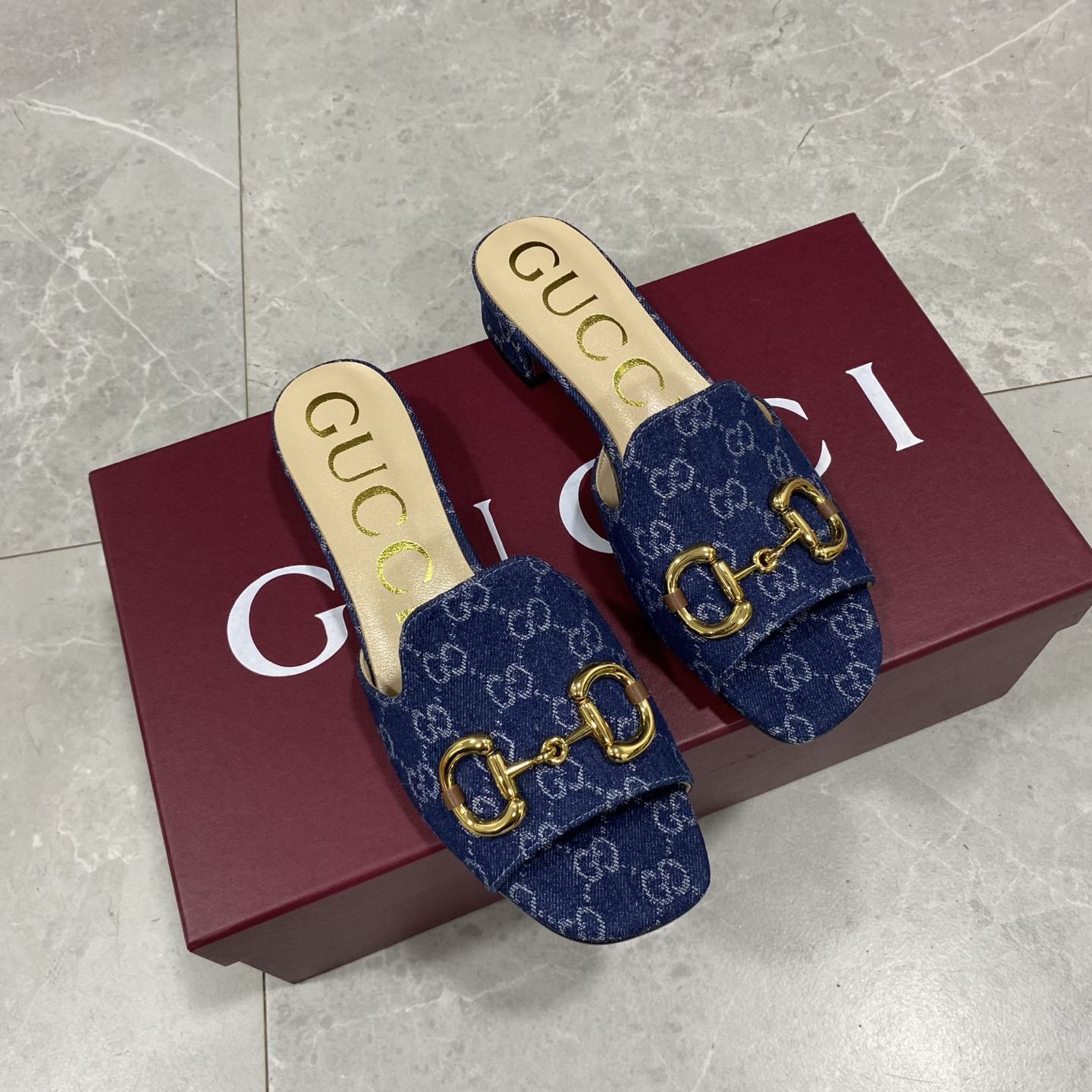 NO:261824,, Gucci new style, denim surface, sheepskin, genuine leather soles, sizes 35-42. Note, this style is customized, slippers, gucci, slippers, sheepskin, Leather soles19860909,古奇Gucci新款,牛仔布面,羊皮里,真皮大底,35-42码.注,此款定做,拖鞋,gucci,slippers,sheepskin,Leather soles,Women's Shoes
