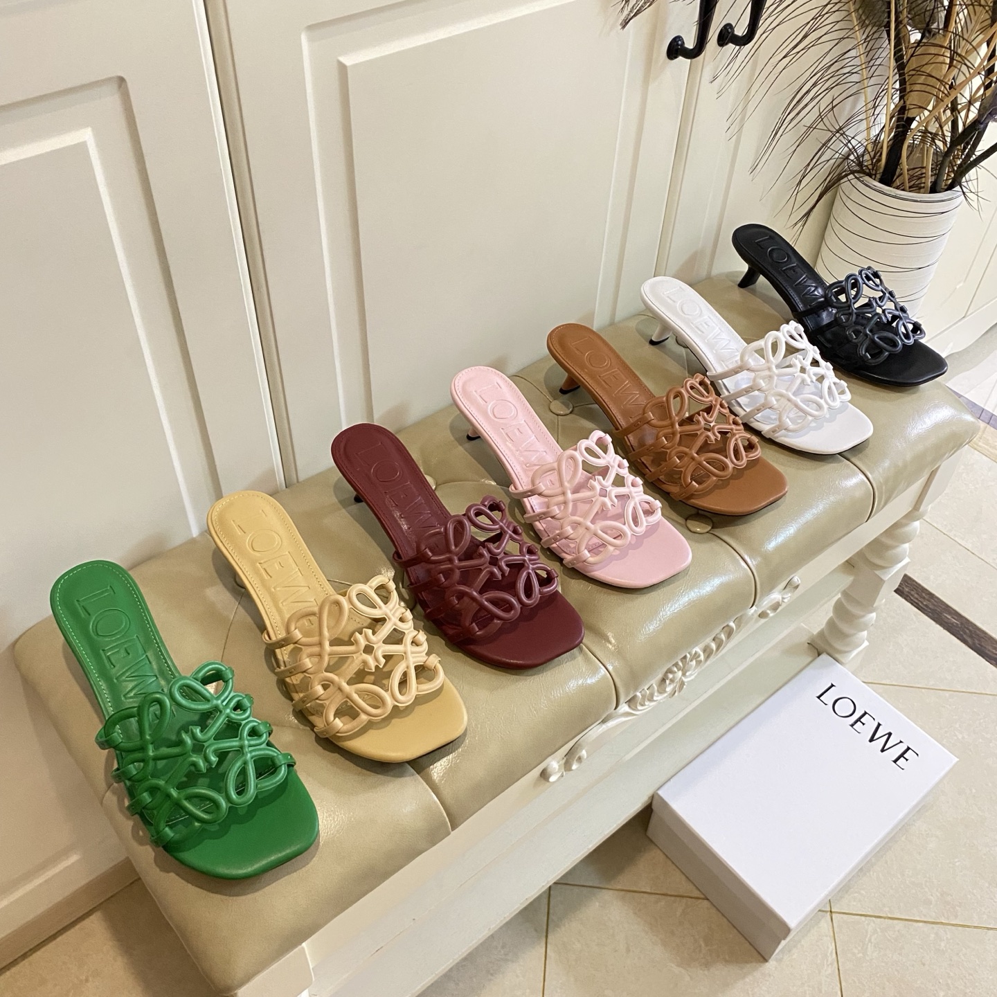 NO:402875,Rubber sole, genuine leather sole, Loewe LOEWE new hollow carved short heel slippers, cowhide, 4.5 cm heel height, size 35-41 (42, 43 sizes customized without return), slippers, loewe, loewe, slippers, cowhide, Leather soles19860909橡胶底,真皮大底,罗意威LOEWE新款镂空雕花小矮跟拖鞋,牛皮面,4.5厘米跟高,35-41码(42,43码定做不退换),拖鞋,loewe,loewe,slippers,cowhide,Leather soles,Women's Shoes