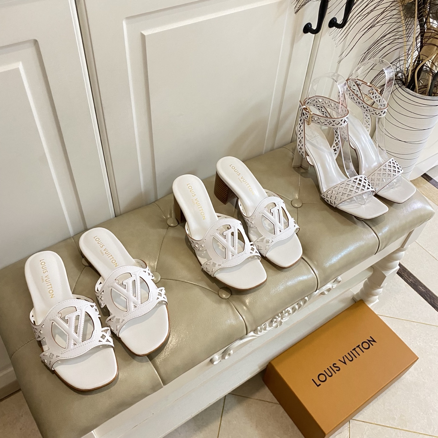 NO:402864,Rubber sole, genuine leather outsole, top version, Louis Vuit*LV new hollow slippers, punched hollow upper, size 35-40 (size 41, 42 custom made without return or exchange), slippers, louis vuitton, louis vuitton, slippers, Leather soles19860909橡胶底,真皮大底,顶级版本,路易威*LV新款镂空拖鞋,冲孔镂空鞋面,35-40码(41,42码定做不退换),拖鞋,louis vuitton,louis vuitton,slippers,Leather soles,Women's Shoes