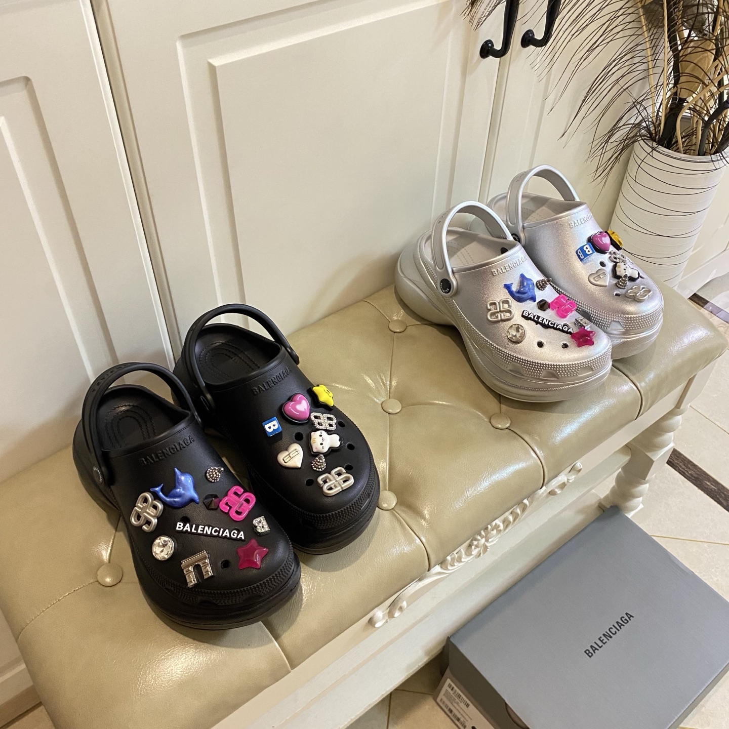 NO:402863,, Balenciaga & Crocs co-branded couple drag, a pair of beautiful shoes that are more eye-catching than synchronized swimming, one shoe and two ways to wear, magical heightening, worth buying, size 35-44, slippers, balenciaga, balenciaga, slippers19860909,巴黎世家&卡骆驰Balenciaga&Crocs联名款情侣拖,一双比花样游泳还要吸睛的美鞋,一鞋两穿法,魔幻增高,值得入手,35-44码,拖鞋,balenciaga,balenciaga,slippers,Women's Shoes