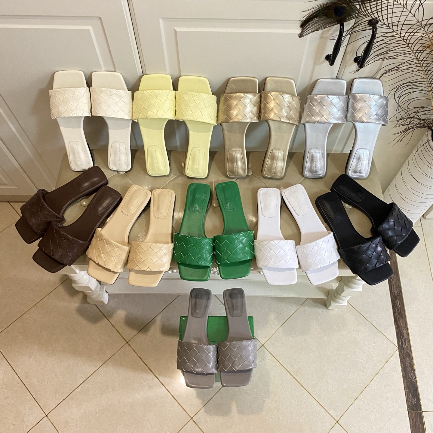 NO:383307,,BV slippers, classic woven surface, sheepskin lining, genuine leather injection molded sole, size 35-40 (41, 42 sizes custom made without return or exchange), slippers, bottega veneta, slippers, sheepskin19860909,BV拖鞋,经典编织面,羊皮里,真皮注塑大底,35-40码(41,42码定做不退换),拖鞋,bottega veneta,slippers,sheepskin,Women's Shoes