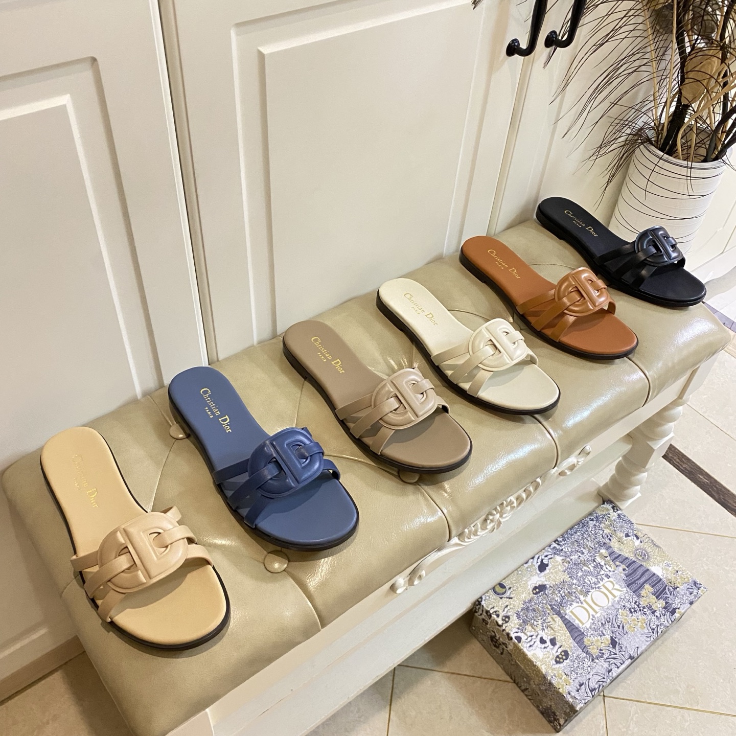 NO:391682,Rubber sole Dior new style, cowhide, sheepskin, size 35-41 (42, 43 sizes custom made without return), slippers, dior, dior, slippers, cowhide, sheepskin19860909橡胶底 皮底 迪奥Dior 新款,牛皮面,羊皮里,35-41码(42,43码定做不退换),拖鞋,dior,dior,slippers,cowhide,sheepskin,Women's Shoes