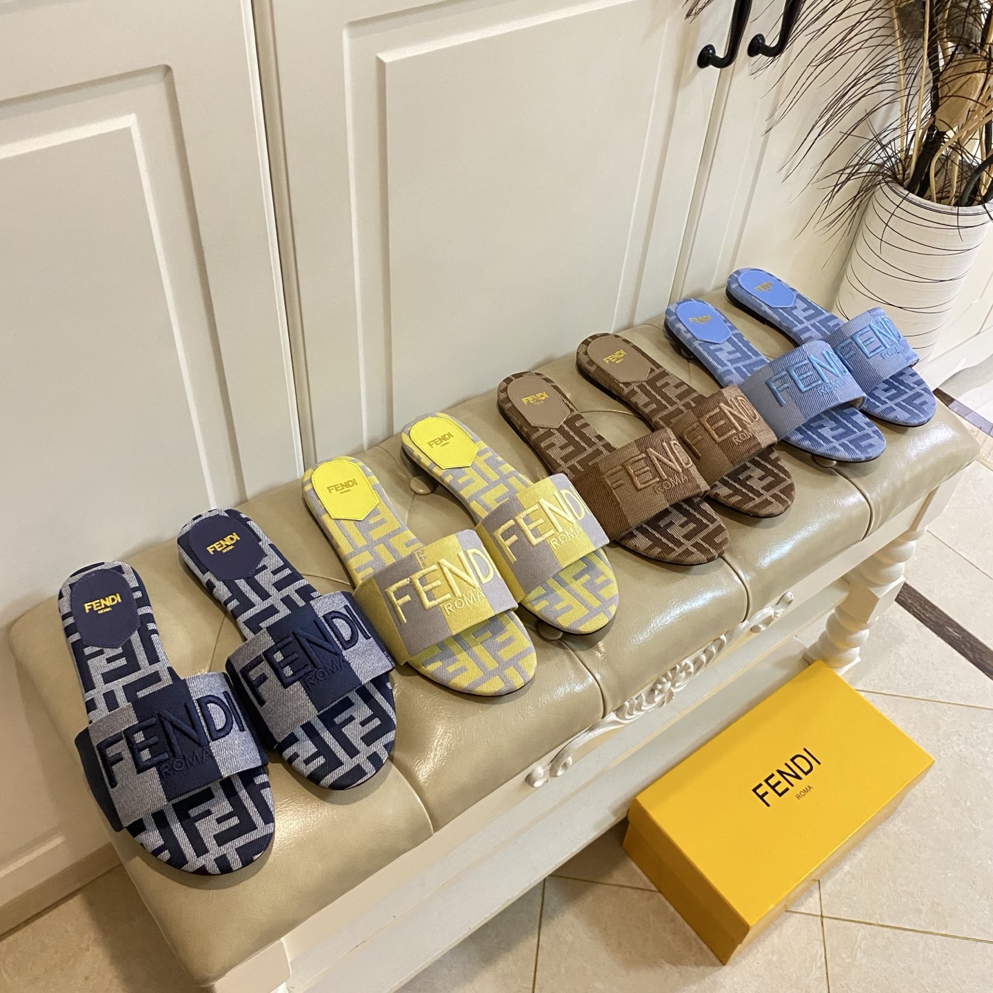 NO:402866,Rubber sole, (customized leather sole), Fendi Fendi new slippers, jacquard electric embroidered cloth, sheepskin, size 35-42 (size 43-45 can be customized without return and exchange), slippers, fendi, fendi, slippers, sheepskin19860909橡胶底,(真皮底定做),芬迪Fendi新款拖鞋,提花电绣布面,羊皮里,35-42码(43-45码可定做不退换),拖鞋,fendi,fendi,slippers,sheepskin,Women's Shoes