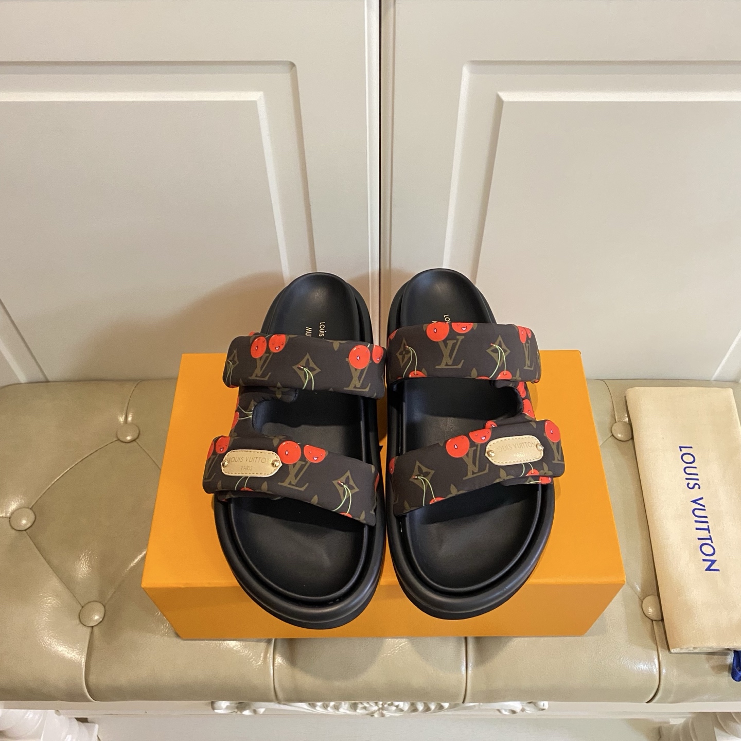 NO:402831,, Louis Vuitton * LV classic model, new color print, sheepskin, size 35-40 (41, 42 size custom made without return), slippers, louis vuitton, louis vuitton, slippers, sheepskin19860909,路易威*LV经典款,新色印花,羊皮里,35-40码(41,42码定做不退换),拖鞋,louis vuitton,louis vuitton,slippers,sheepskin,Women's Shoes