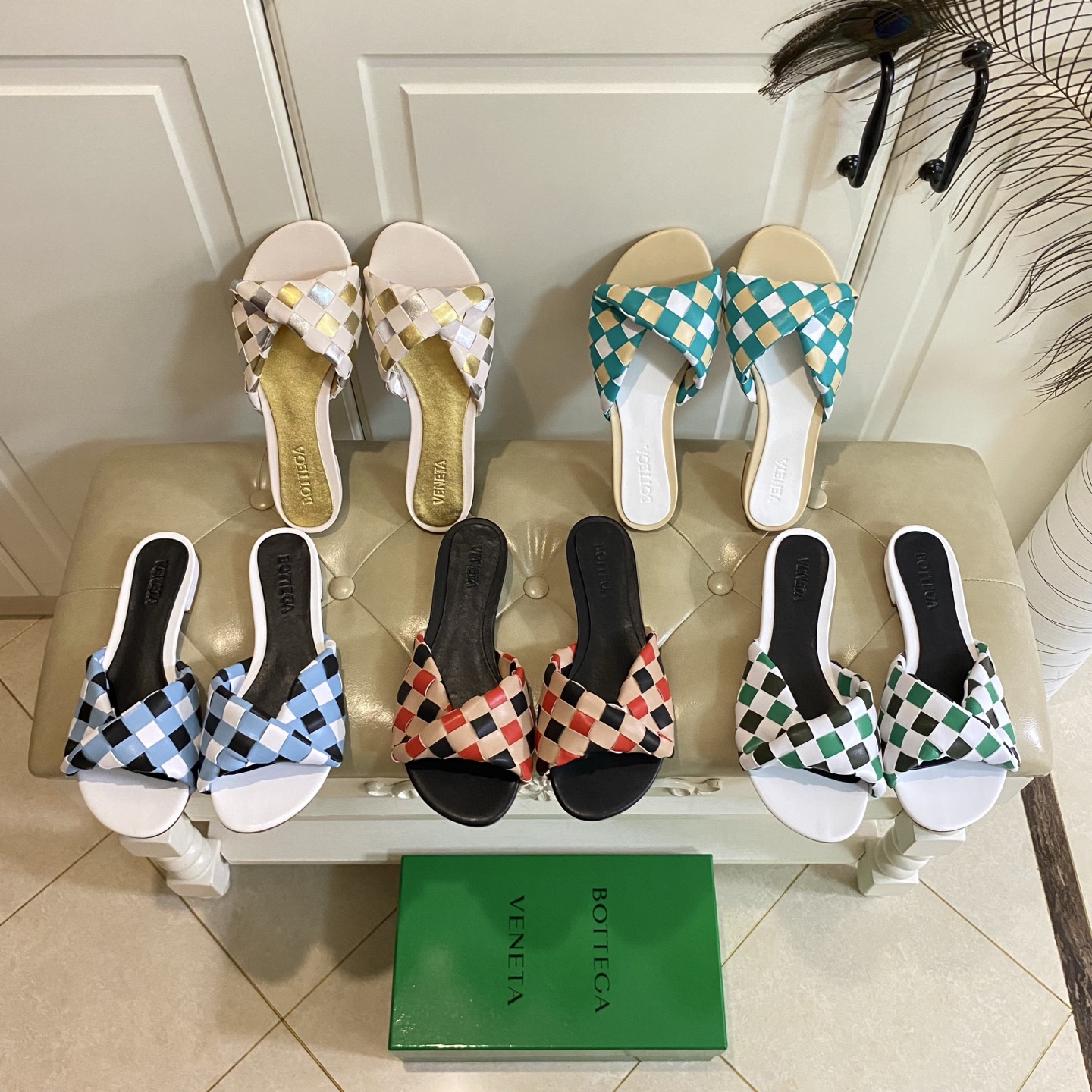 NO:402818,,BV new slippers, classic woven surface, genuine leather injection molded outsole, size 35-40 (size 41-43 custom made without return or exchange), slippers, bottega veneta, slippers19860909,BV新款拖鞋,经典编织面,真皮注塑大底,35-40码(41-43码定做不退换),拖鞋,bottega veneta,slippers,Women's Shoes